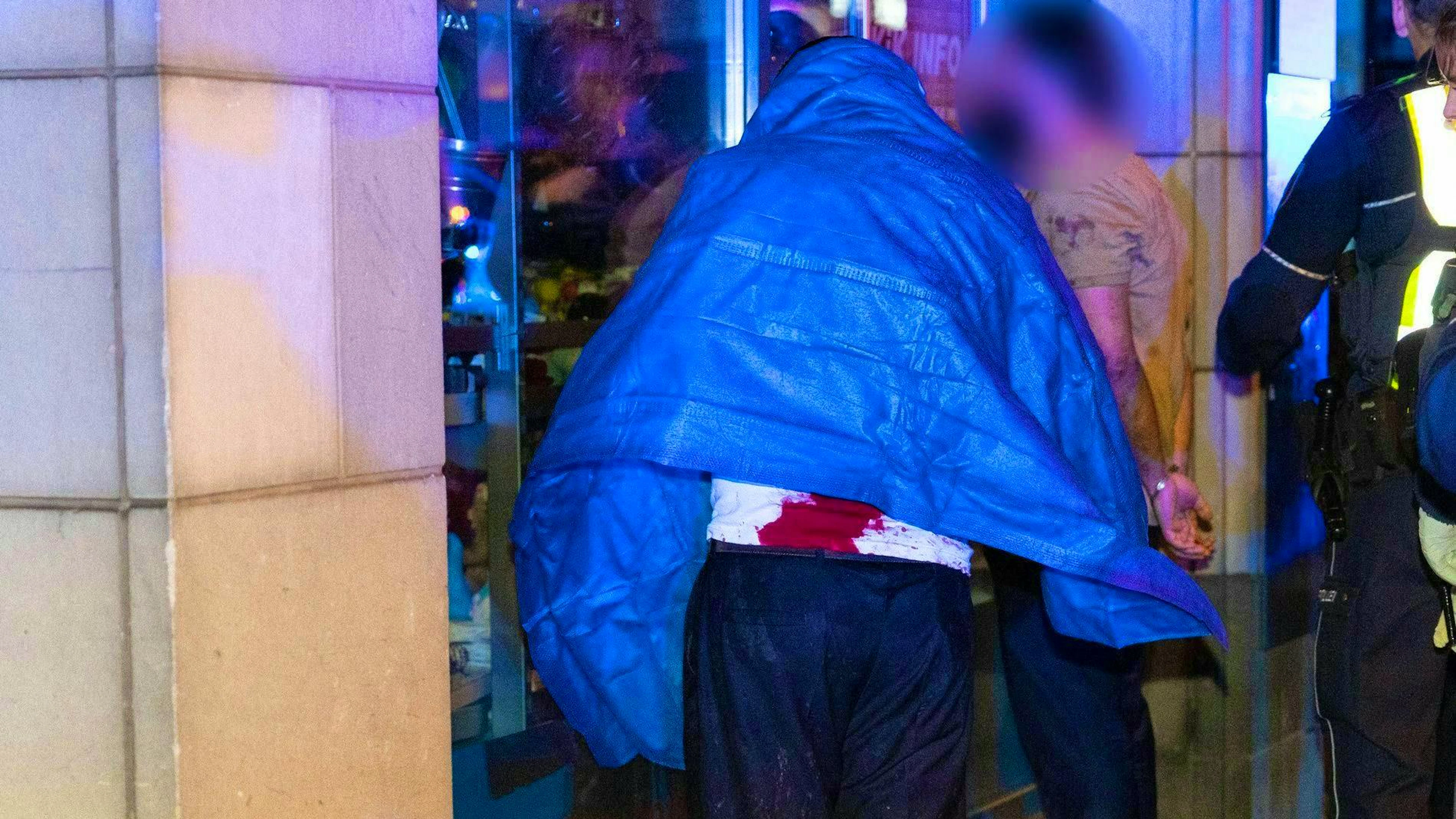 Police officers secure two suspects, some of whom are covered in blood. An argument over a loud family party in a bar in Leverkusen turned violent on Easter Sunday.