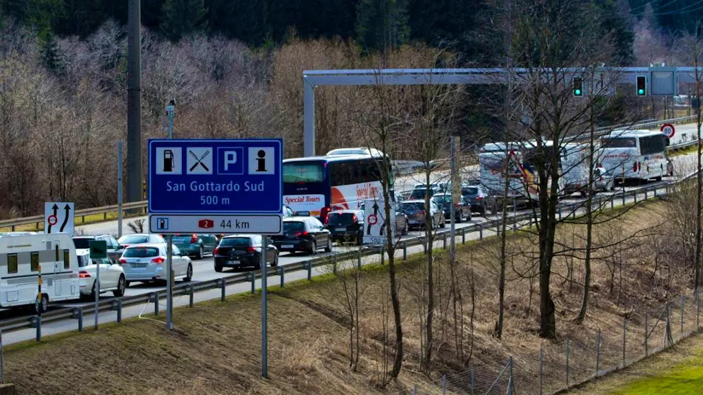 Twelve kilometers of return traffic jam in front of the Gotthard road ...