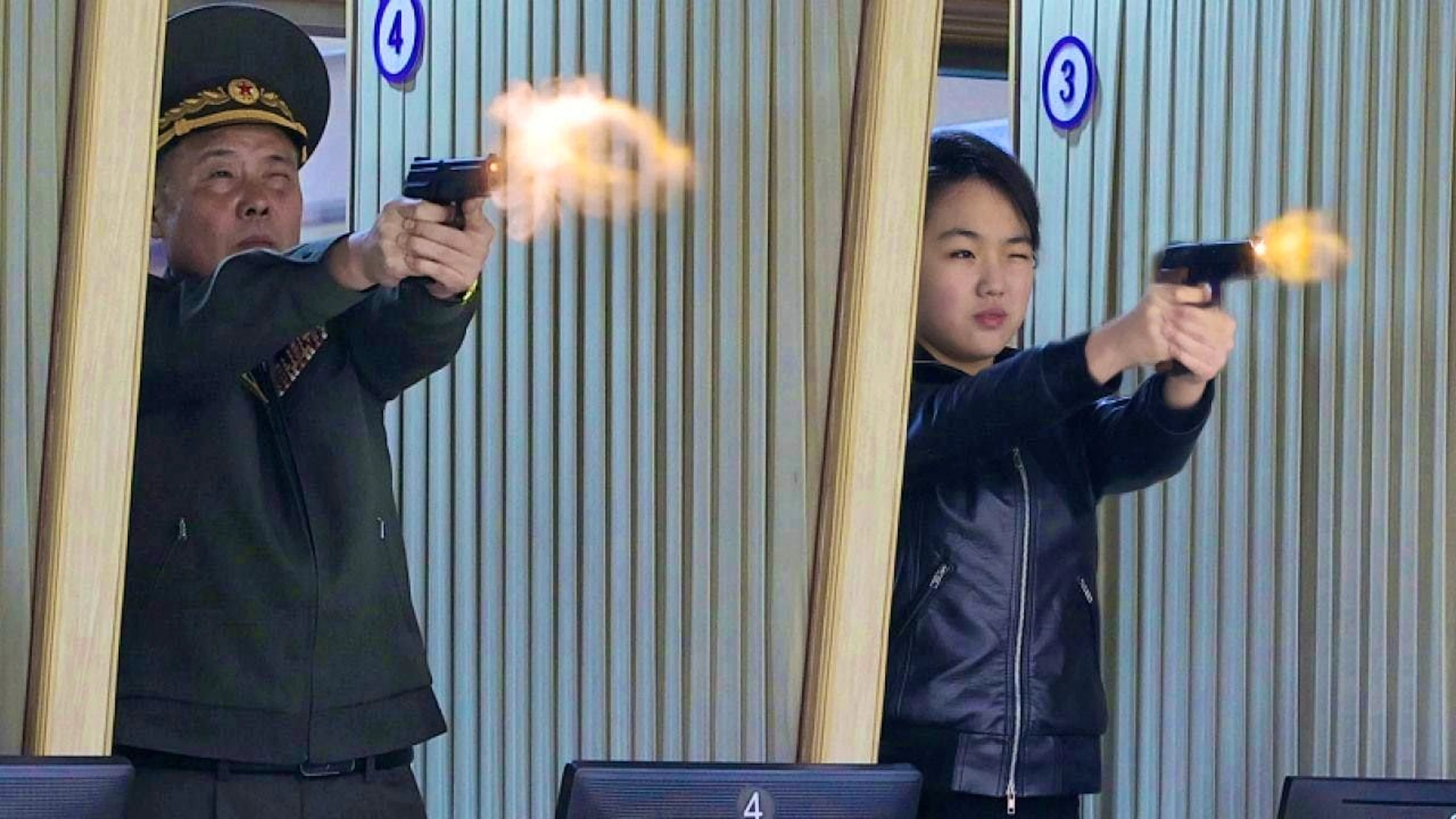La photo fournie par l’agence de presse officielle nord-coréenne KCNA montre, selon KCNA, la fille de Kim Jong Un, dirigeant de la Corée du Nord, en train de tester un nouveau pistolet sur le stand de tir d’une usine de munitions.