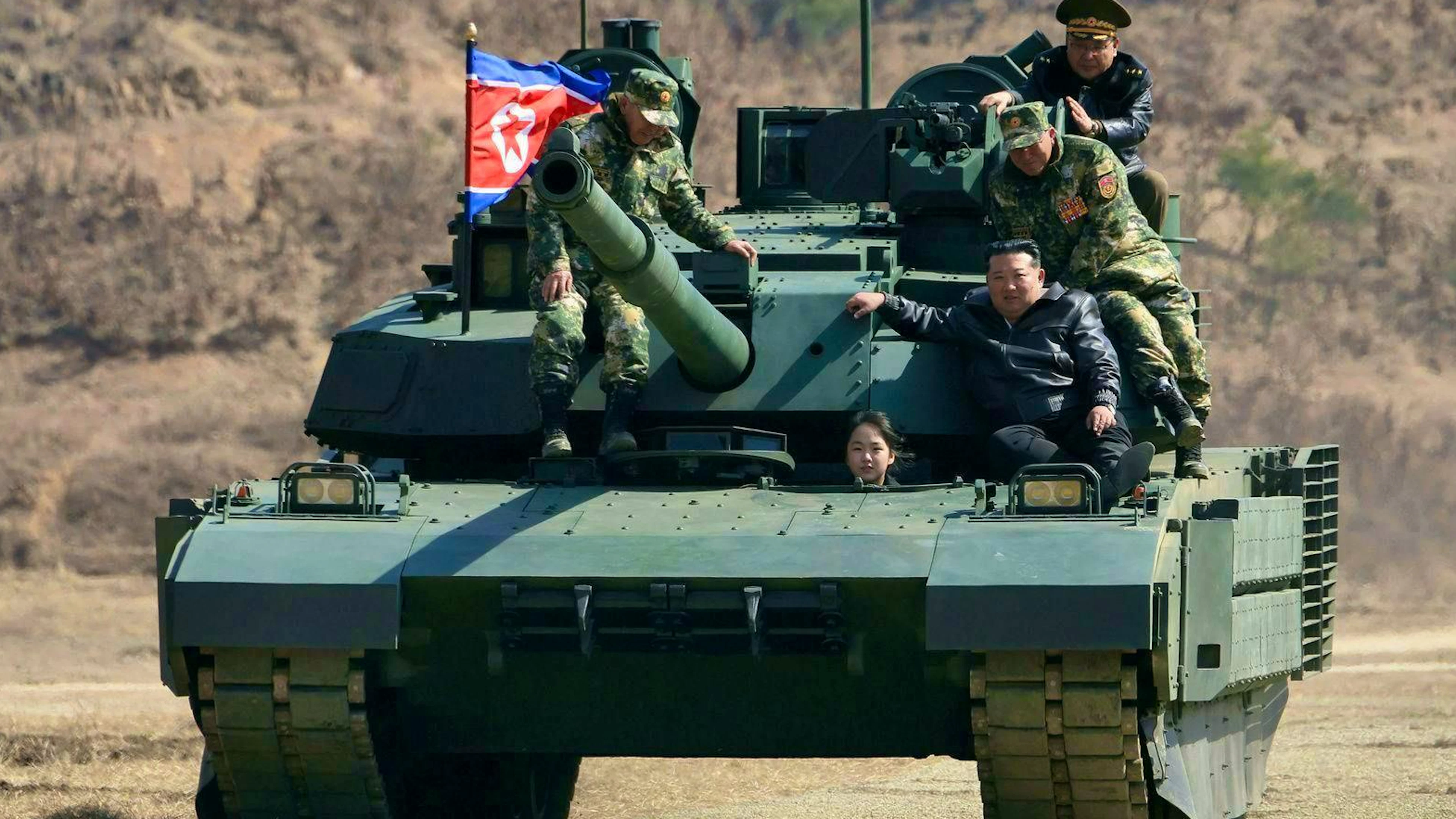 Kim Jong Un emmène de plus en plus souvent sa fille avec lui lors d'événements officiels : Les services secrets sud-coréens partent du principe que la jeune fille, aujourd'hui âgée de 13 ou 14 ans, succèdera un jour à son père.