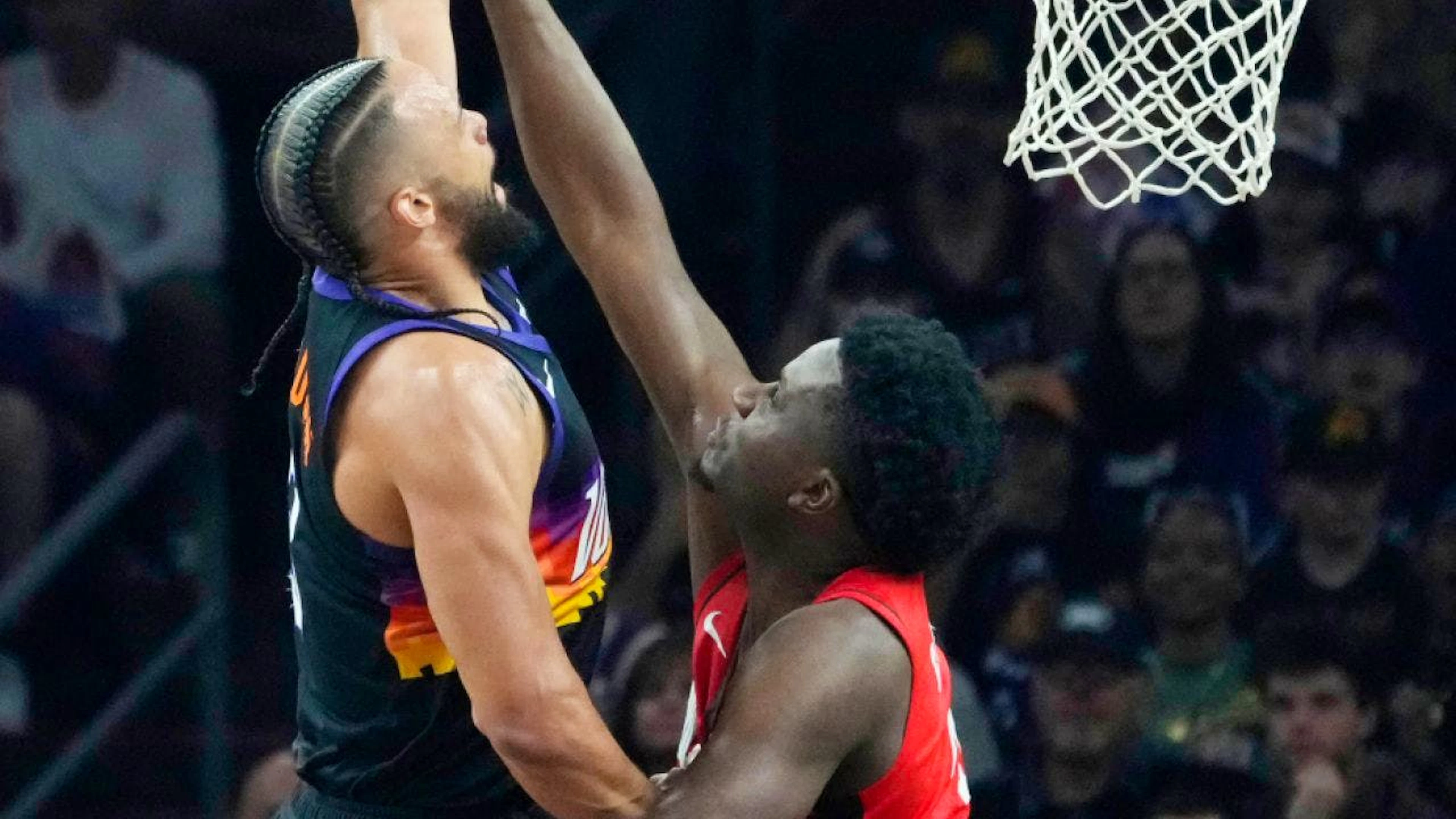 Clint Capela (rechts) kommt mit den Houston Rockets zu einem weiteren Sieg