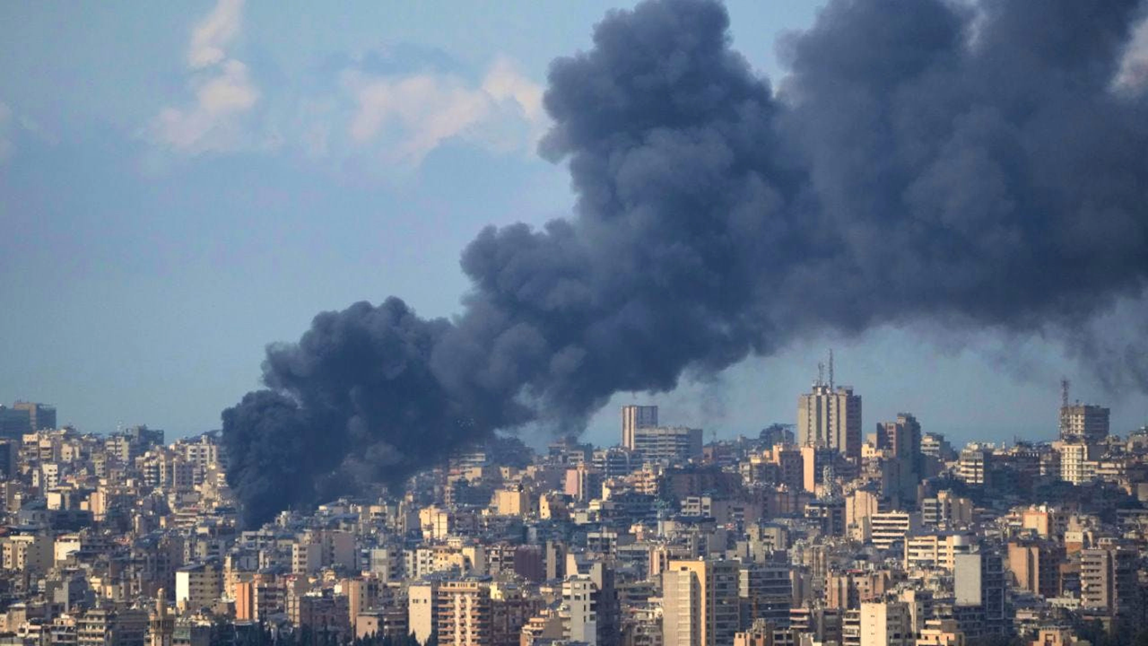 L'armée israélienne a annoncé avoir mené sa "plus grande frappe coordonnée" contre le mouvement pro-iranien Hezbollah depuis le début du conflit.