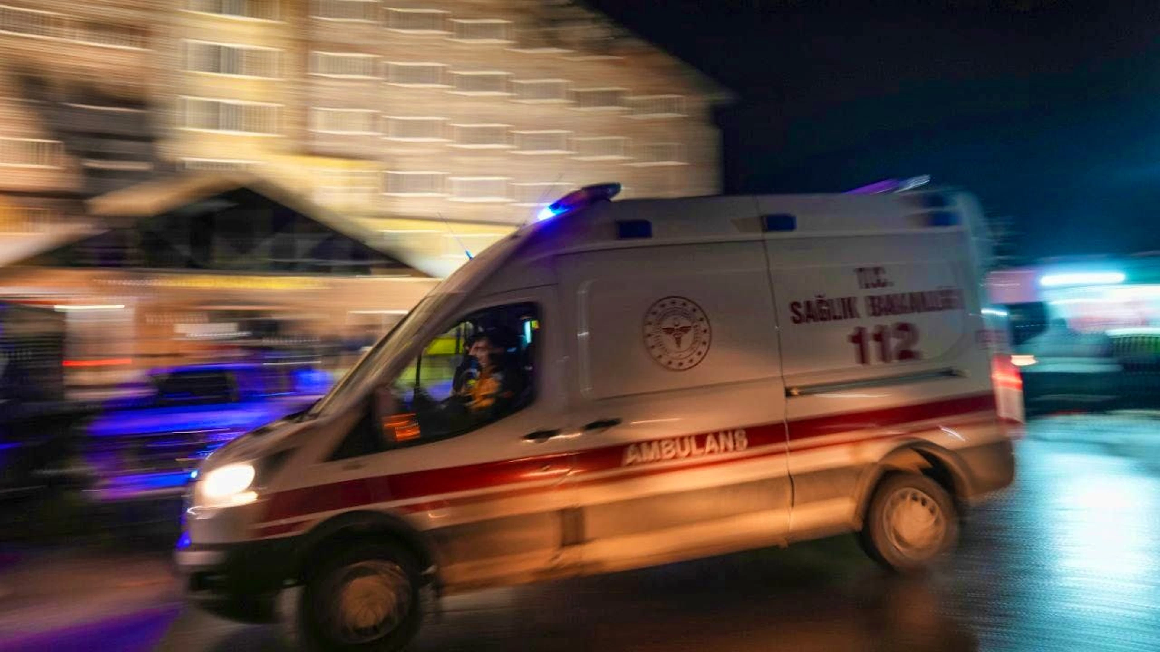 ARCHIVE - An ambulance leaves the scene of a fire at a hotel in the Kartalkaya ski resort in Bolu province, northwestern Turkey, in November 2025. Photo: Francisco Seco/AP/dpa