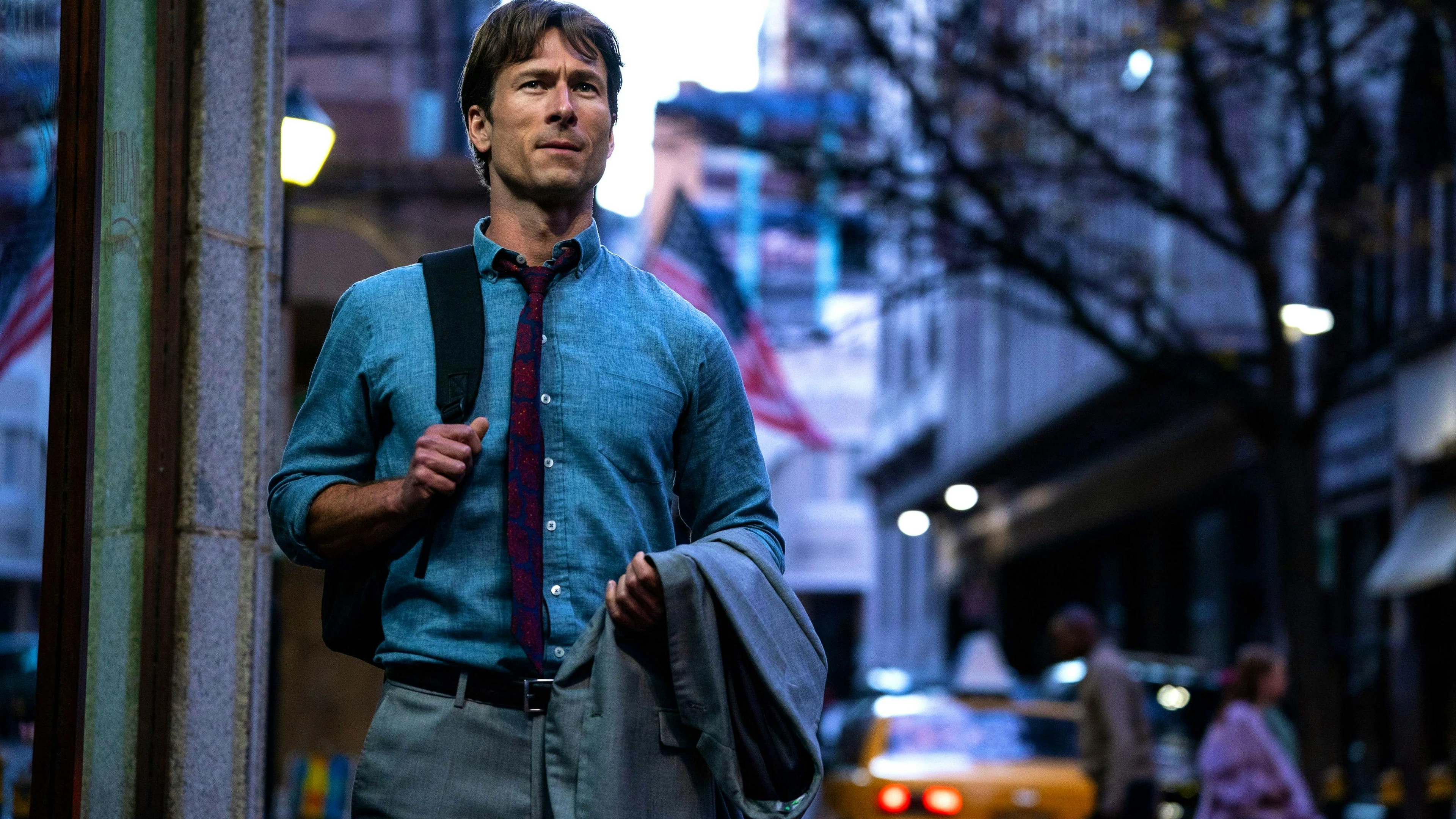 Glen Powell schlüpft erneut in die Rolle eines charmanten Killers.
