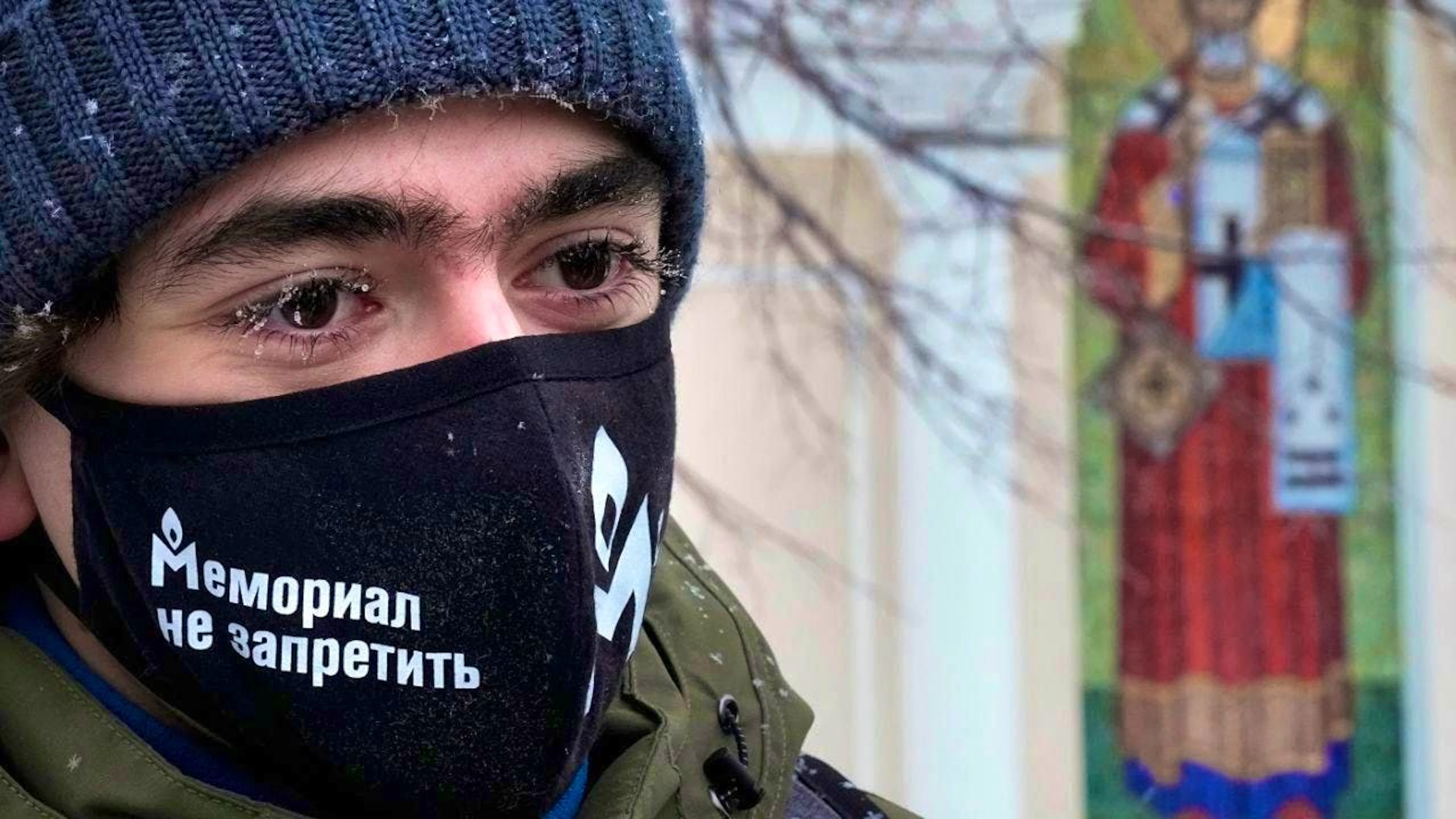 ARCHIVE - A supporter of the human rights group Memorial in Moscow. Photo: Alexander Zemlianichenko/AP/dpa/Archive photo
