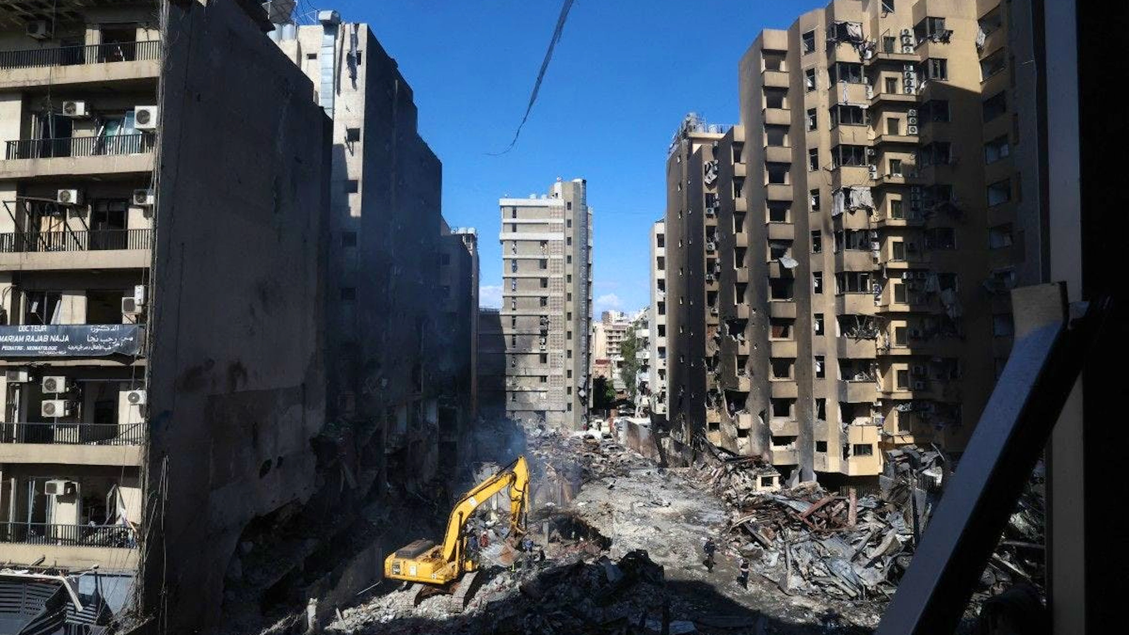 A Beyrouth, des secouristes fouillent toujours les décombres à la recherche de victimes des frappes menées simultanément par Israël sur plusieurs régions mercredi.