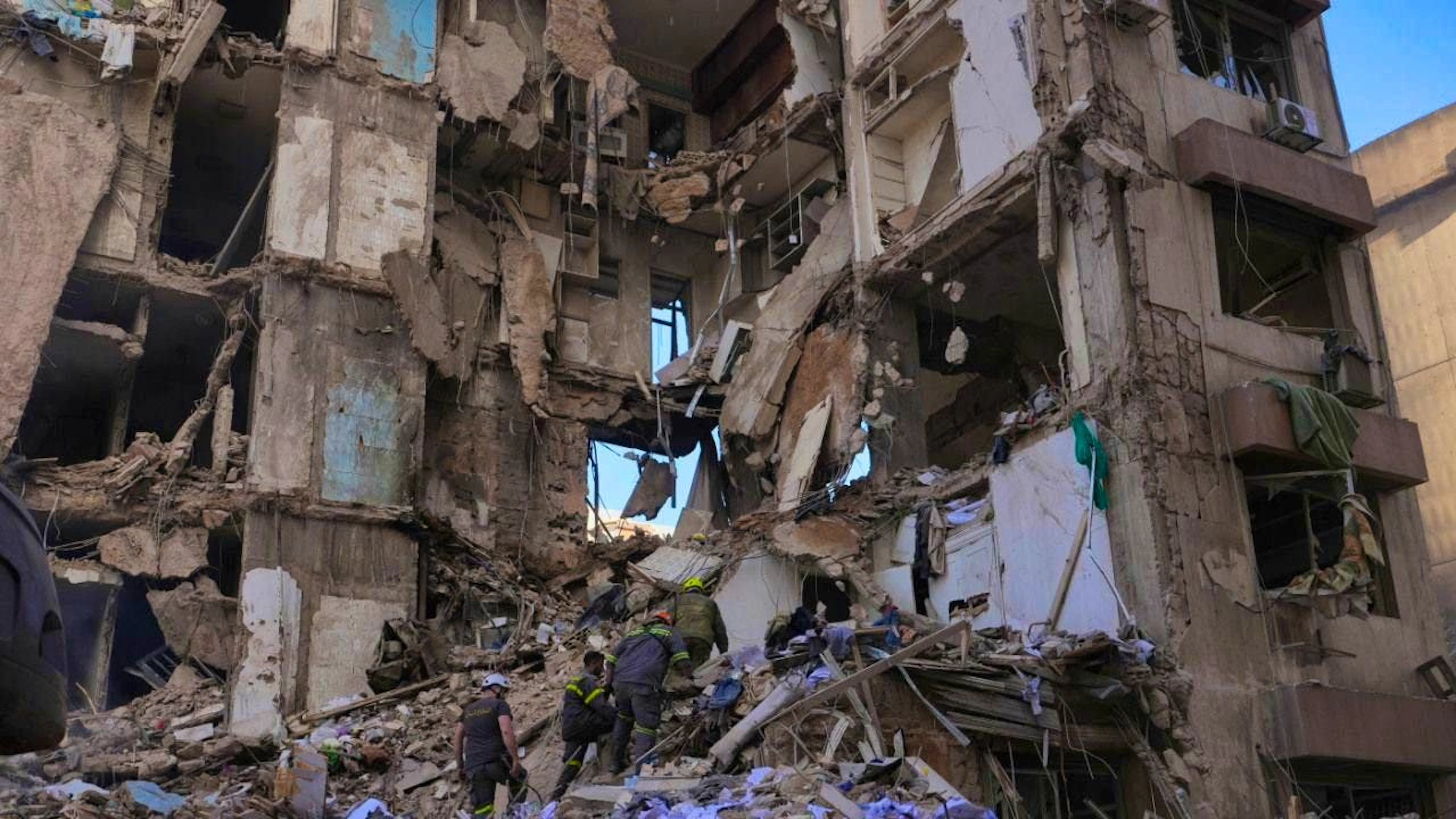 Following massive Israeli attacks in the Lebanese capital Beirut, 203 people have been killed. More than a thousand were injured.