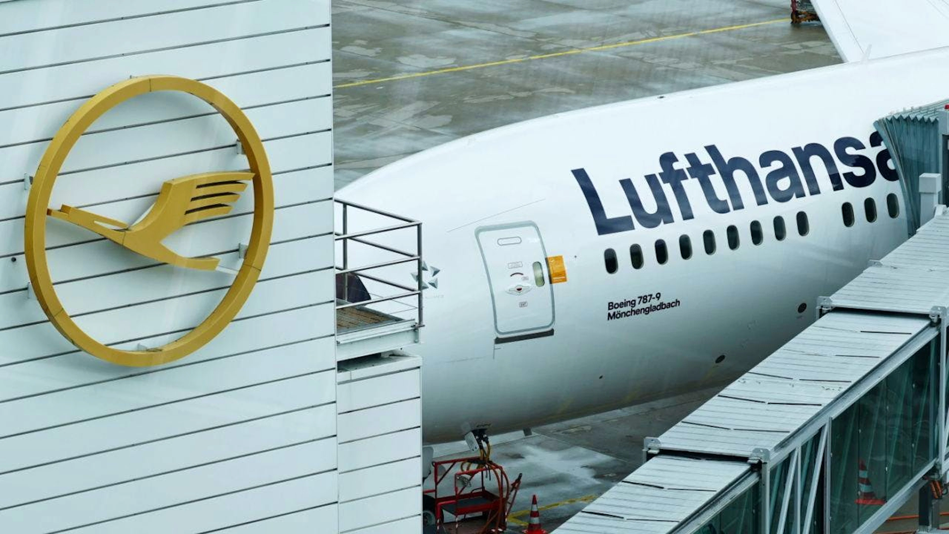 Mehr als 20'000 Flugbegleiterinnen und Flugbegleiter der Lufthansa sind aufgerufen, bis am Freitag um 22.00 Uhr nicht zu arbeiten. Hunderte Flüge wurden schon vorab gestrichen. (Archivbild)