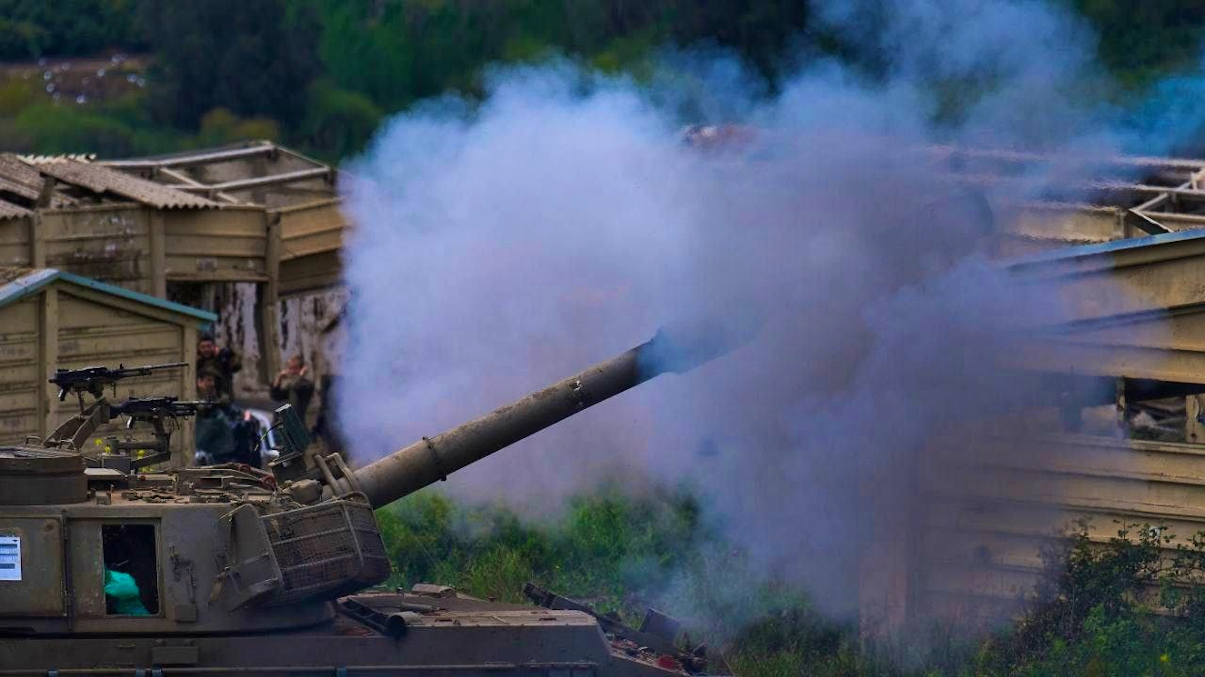 An Israeli military mobile artillery unit fires in the direction of southern Lebanon. Photo: Ariel Schalit/AP/dpa