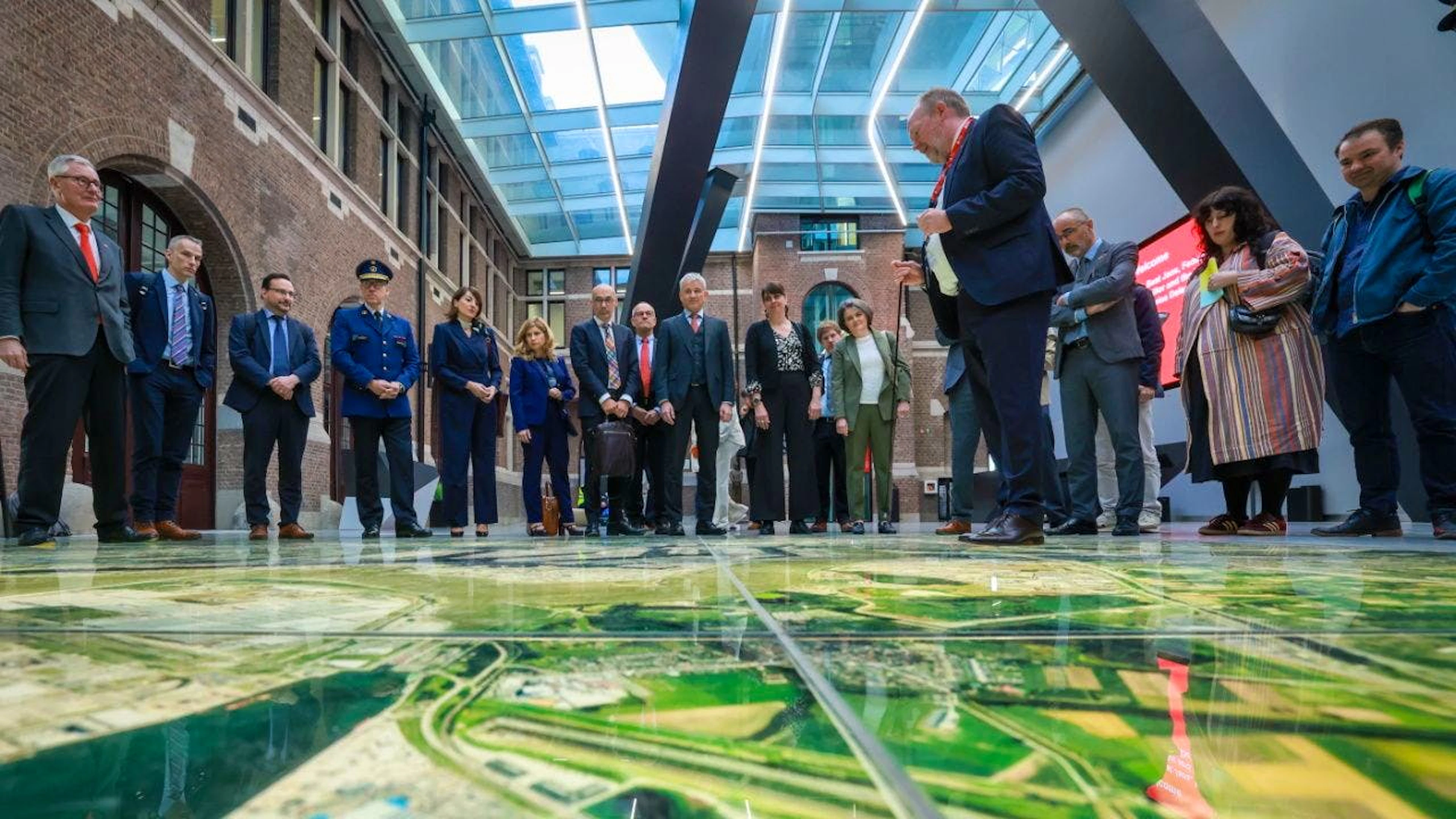 Le conseiller fédéral Beat Jans lors de la visite du site du portuaire d'Anvers en Belgique.