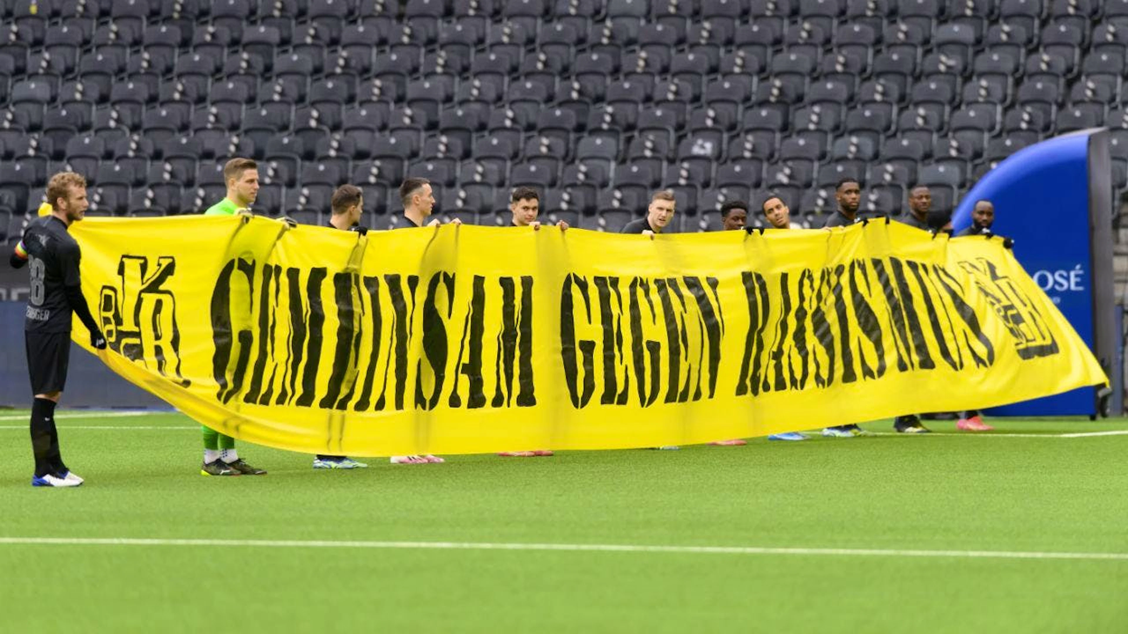 Rassismus ist aus dem Schweizer Fussball immer noch nicht verschwunden.  In dieser Szene aus dem Jahr 2021 setzen die YB-Spieler ein Zeichen