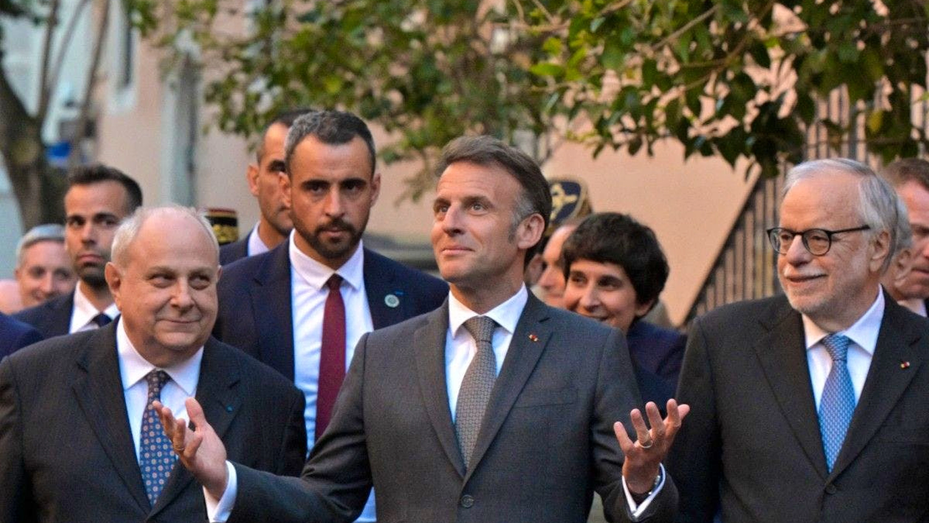 Emmanuel Macron est accompagné par une délégation dans laquelle figure Jean-Marc Sauvé, ancien président de la Commission indépendante sur les abus sexuels dans l'Eglise (Ciase) en France, signe que la question sensible des violences sexuelles dans l'Eglise reste une priorité aux yeux de l'Elysée.