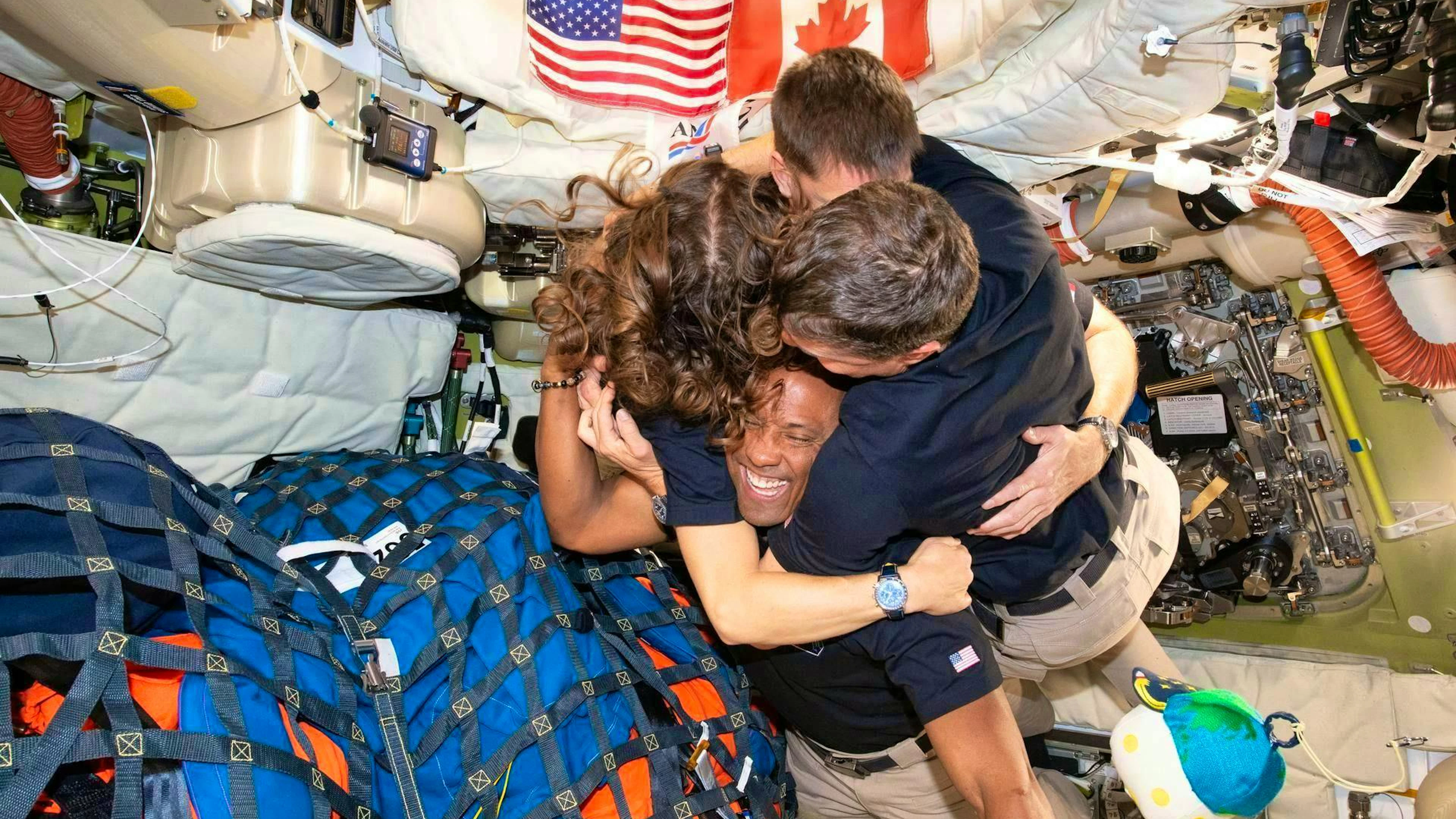The crew of Artemis II inside the Orion spacecraft. After a flyby of the far side of the moon on April 6, 2026, the crew left the moon's sphere of influence (the point at which the moon's gravitational pull is stronger on Orion than Earth's) on April 7 and is now on its way back to Earth, where a water landing in the Pacific Ocean is planned for April 11 (Swiss time).