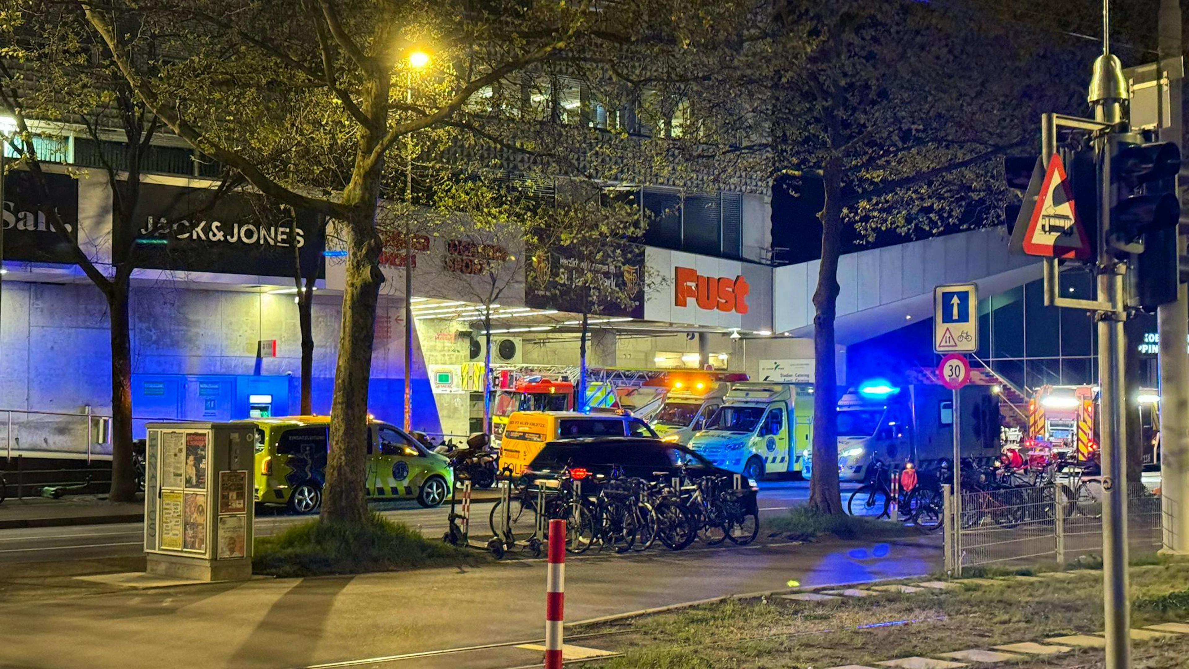 Drei Rettungswagen, ein Feuerwehrauto und die Polizei stehen am Freitagabend vor der St- Jakob-Halle.