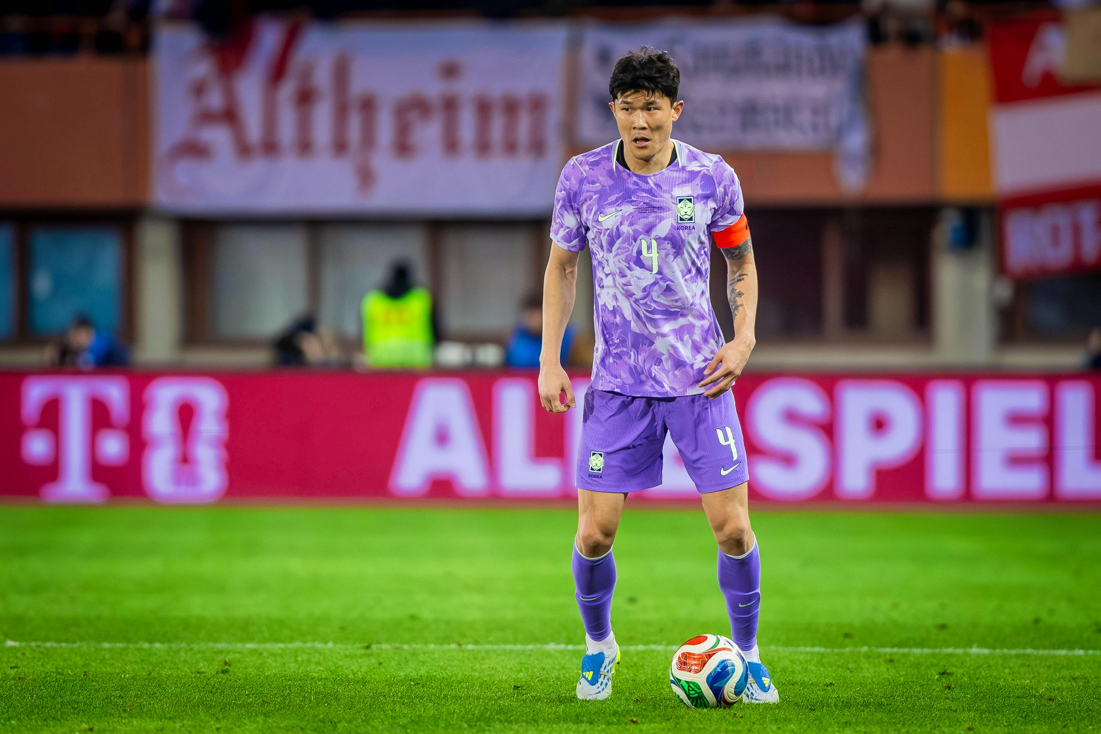 Kim Min-jae trägt das Auswärtstrikot Südkoreas im Spiel gegen Österreich.