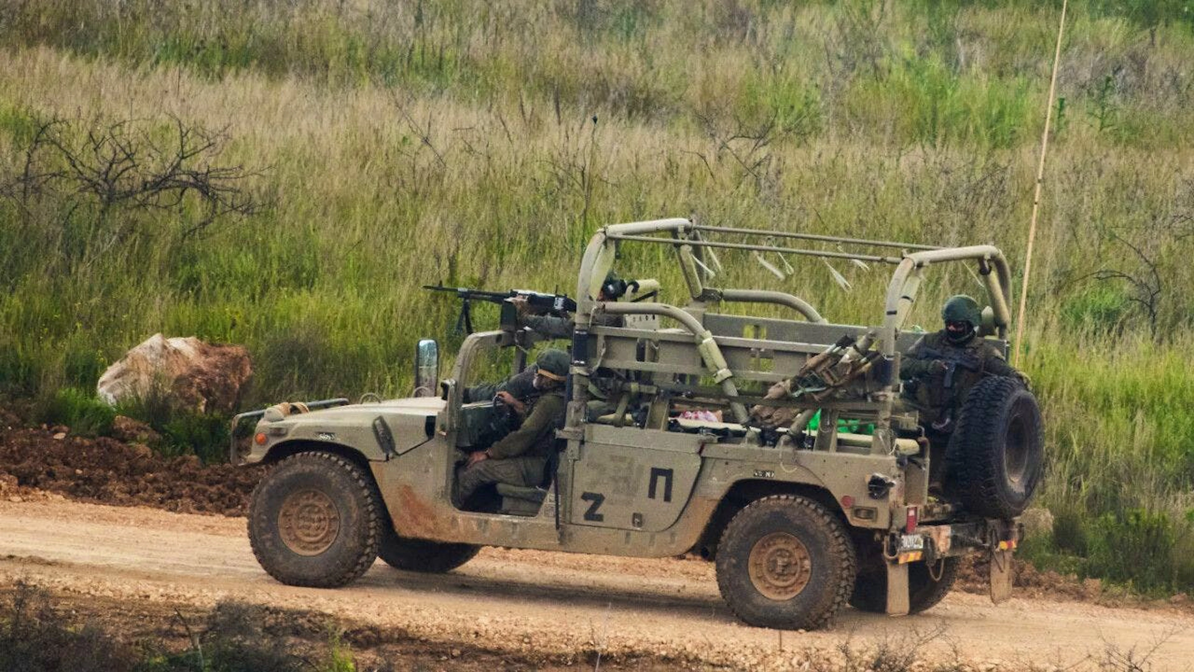 Israelische Soldaten fahren im Südlibanon, vom Norden Israels aus gesehen. Foto: Ariel Schalit/AP/dpa