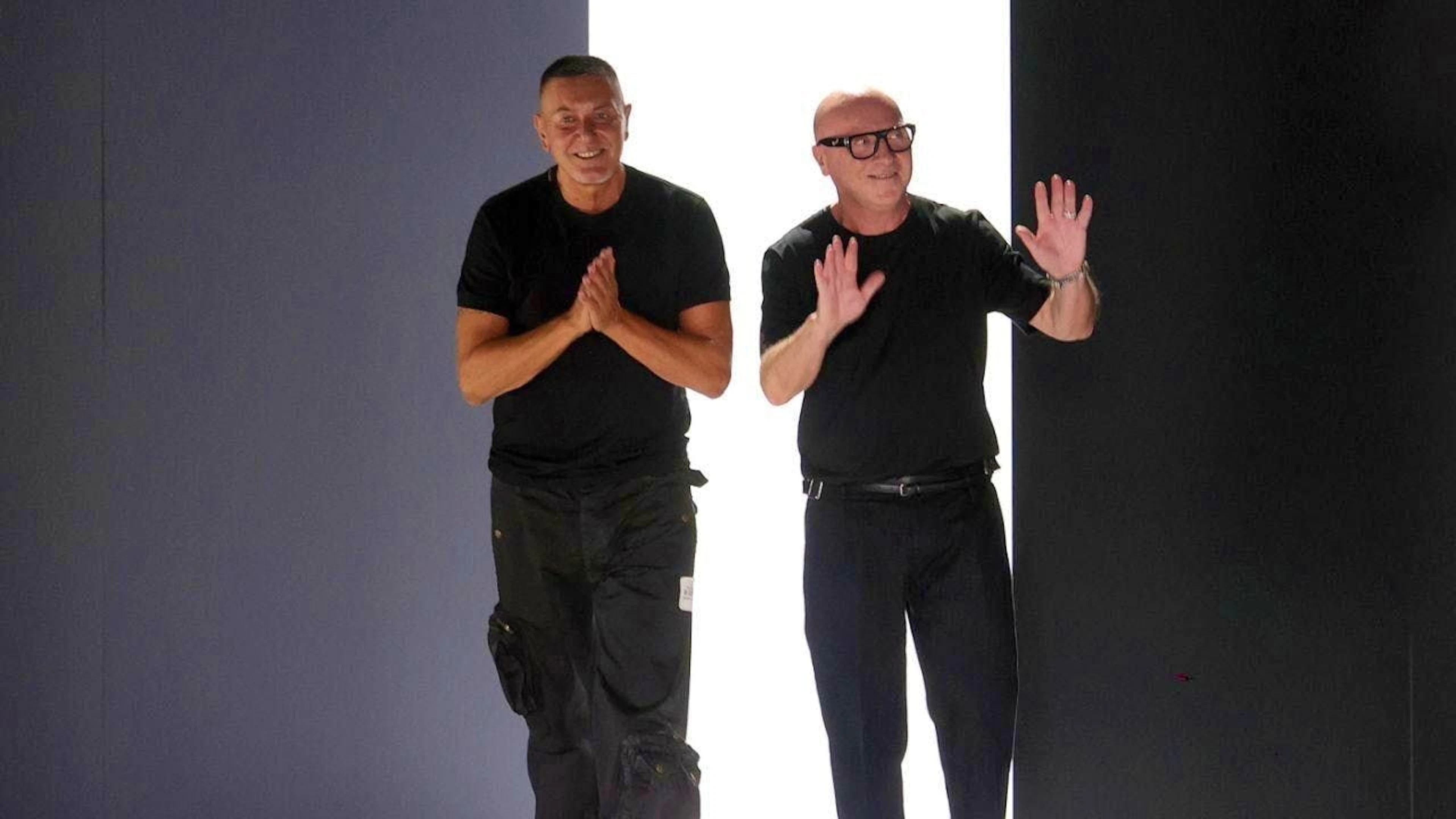 Fashion designers Stefano Gabbana (left) and Domenico Dolce, pictured here at Milan Fashion Week 2023, previously managed the fashion house named after them together. Gabbana now wants to withdraw from the entrepreneurial business. He wants to stay in the creative field. (archive image)