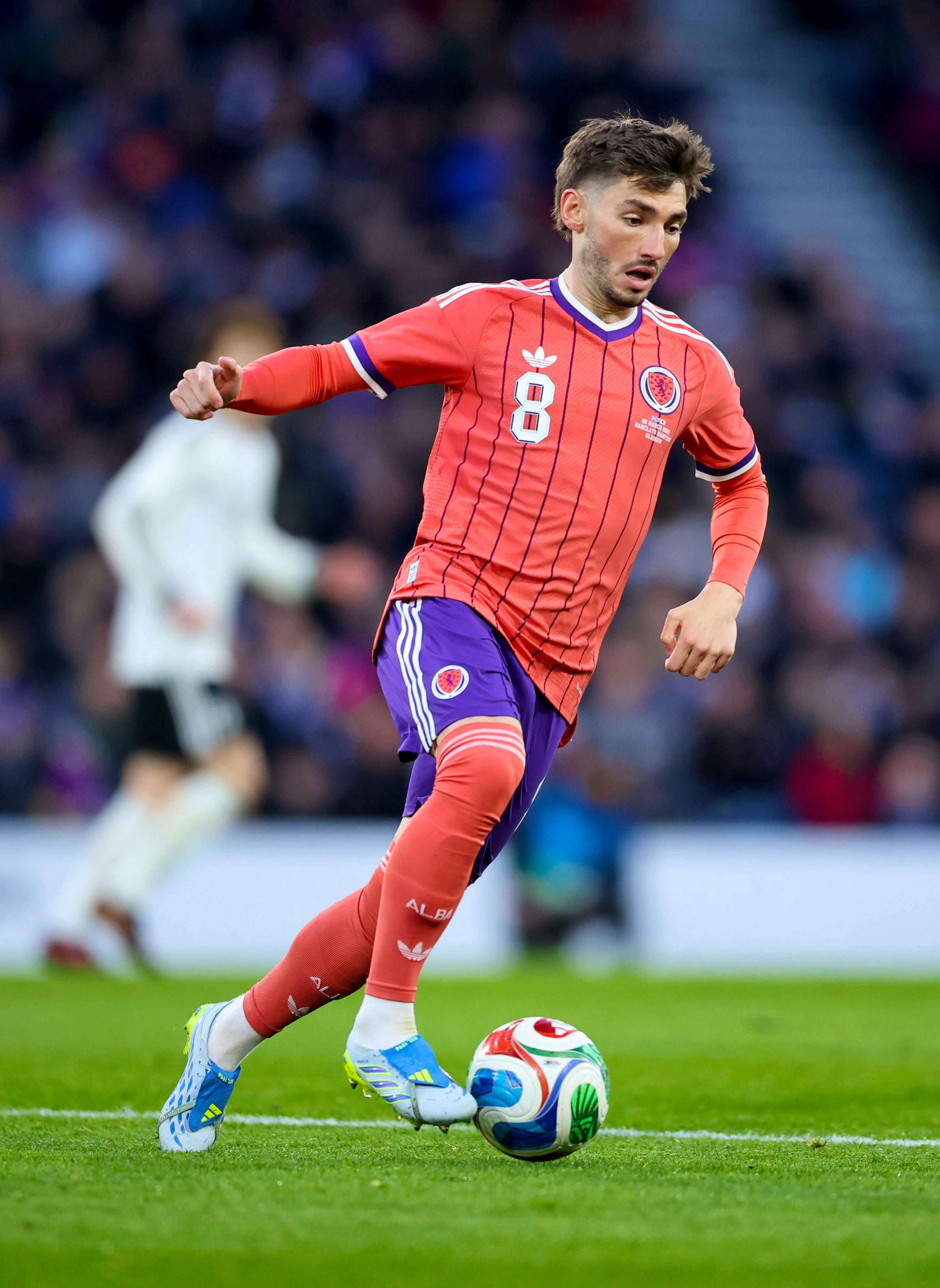Billy Gilmour im Auswärtstrikot Schottlands.
