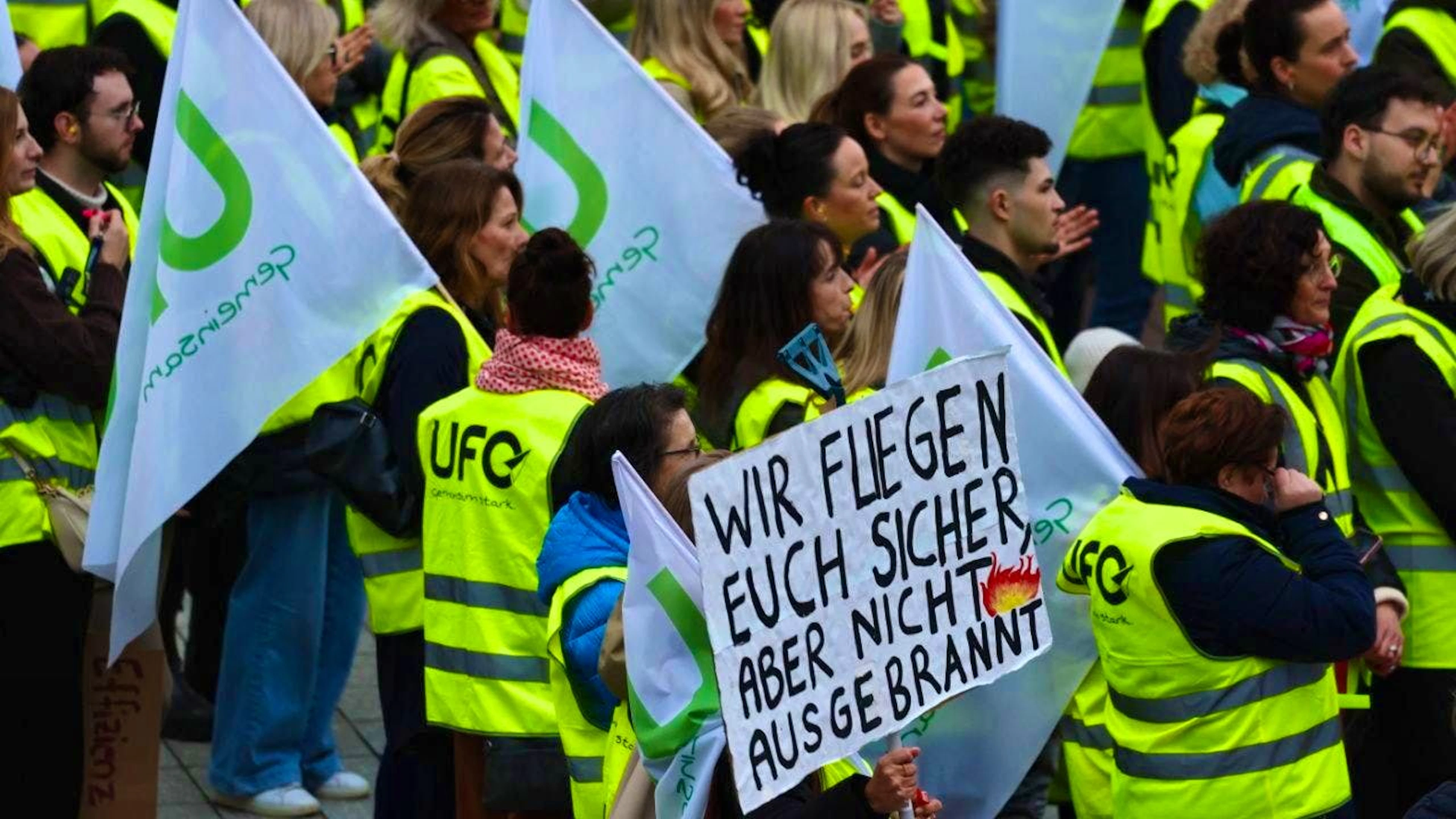 The cabin crew union Ufo has called a strike in order to bring movement to several deadlocked wage disputes at the Lufthansa core company and the regional subsidiary Lufthansa Cityline.