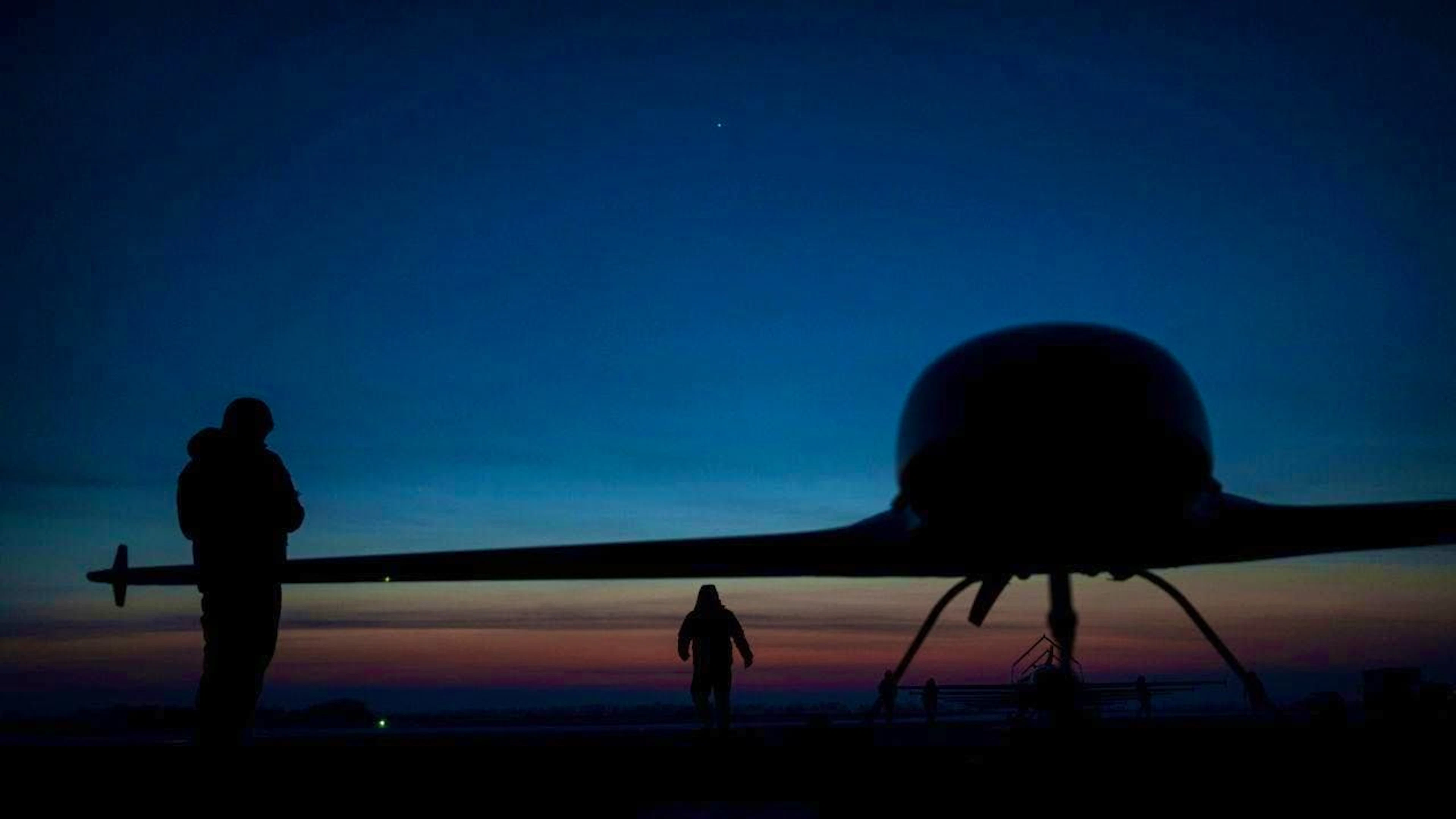 ARCHIVE - Ukrainian Defense Intelligence Service soldiers prepare to launch the An-196 Lyutyy long-range drone at an undisclosed location in Ukraine. Photo: Evgeniy Maloletka/AP/dpa