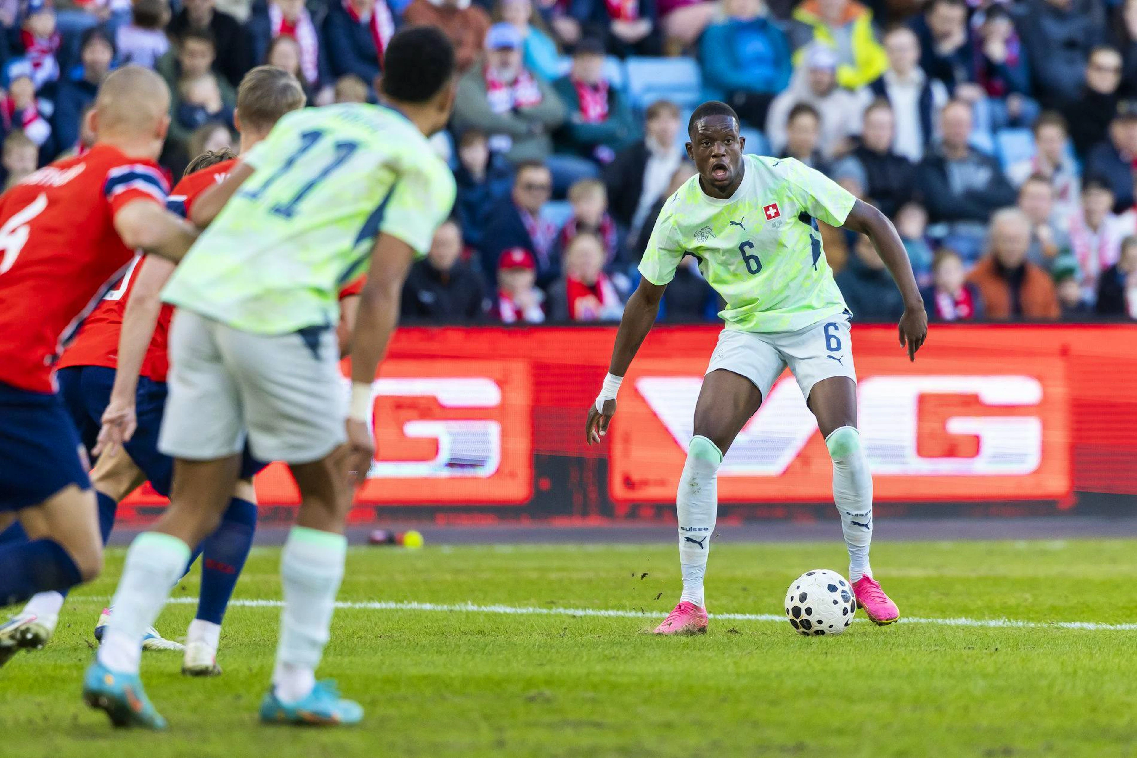 Denis Zakaria trägt das Auswärtstrikot der Nati im Testspiel gegen Norwegen.