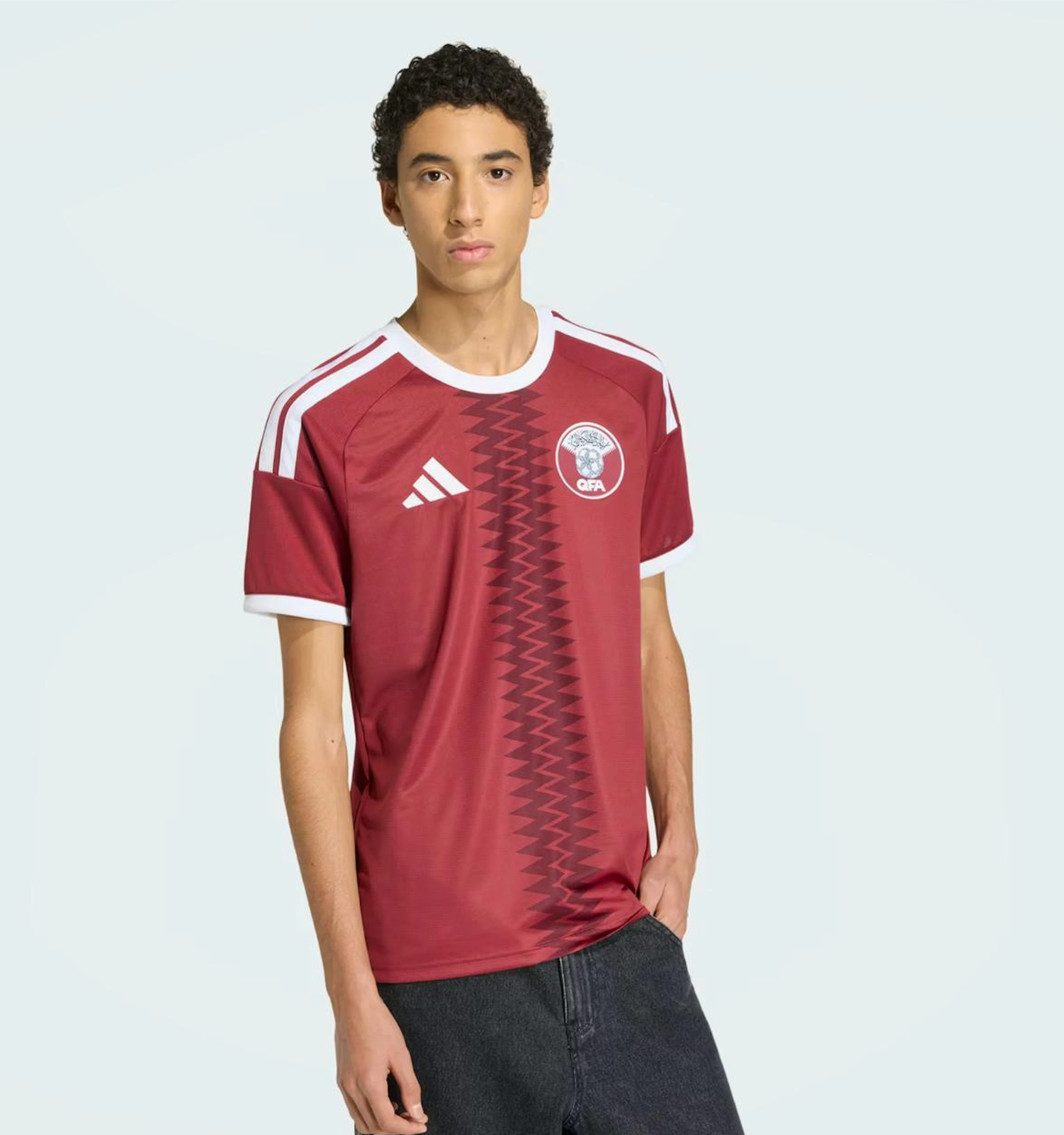 Der Gastgeber der WM 2022 Katar trägt dieses Heimtrikot.