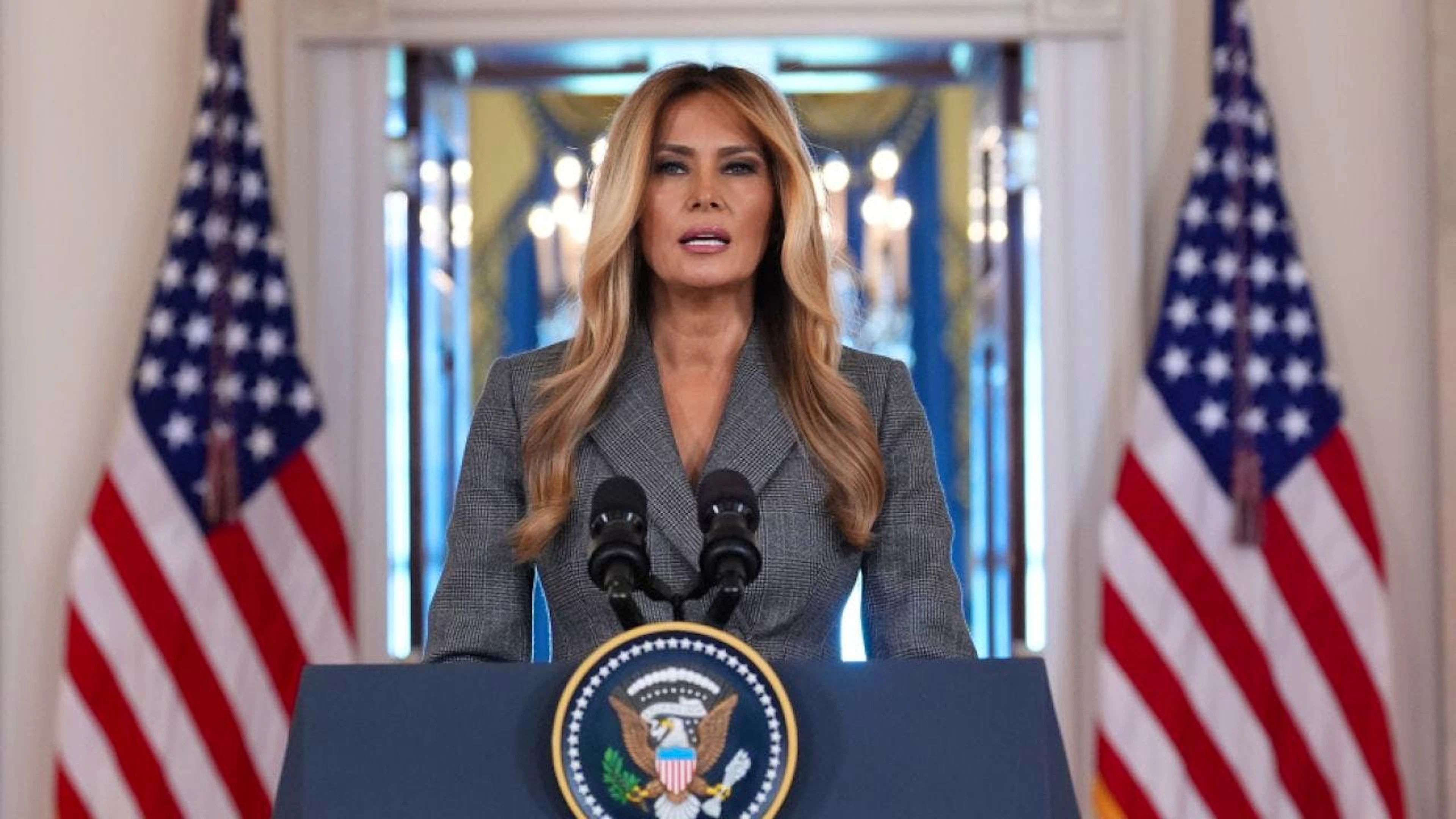 Dans une apparition surprise à la Maison Blanche, Melania Trump a dénoncé les «mensonges qui (l')associent ce personnage infâme qu'est Jeffrey Epstein».