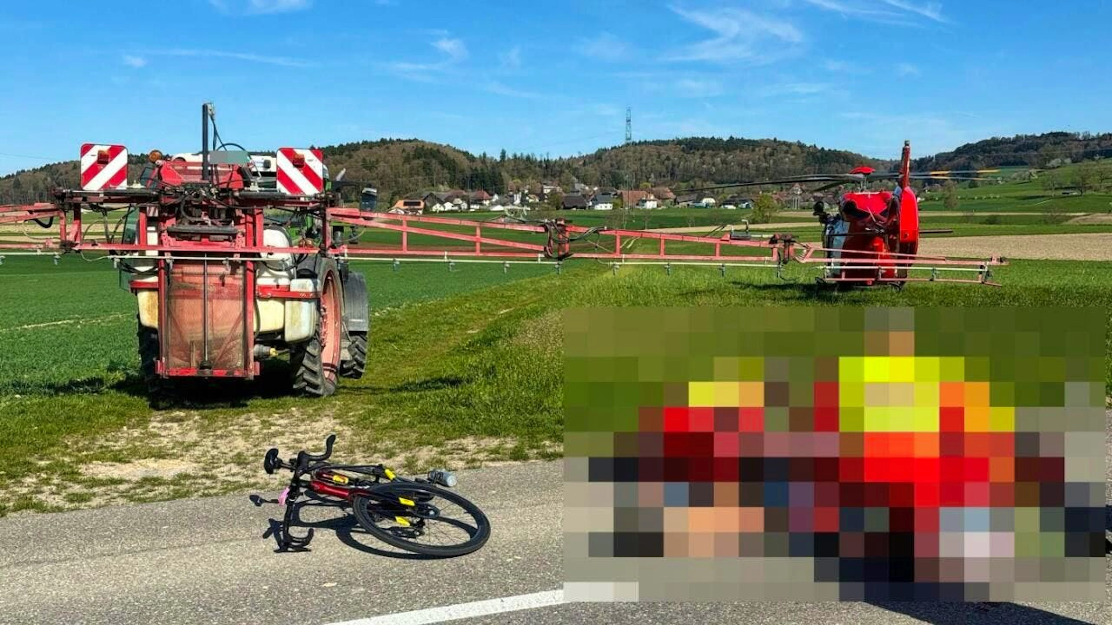 Ein Velofahrer ist in Winistorf SO mit dieser Pflanzenschutzspritze kollidiert. Er erlitt tödliche Verletzungen.
