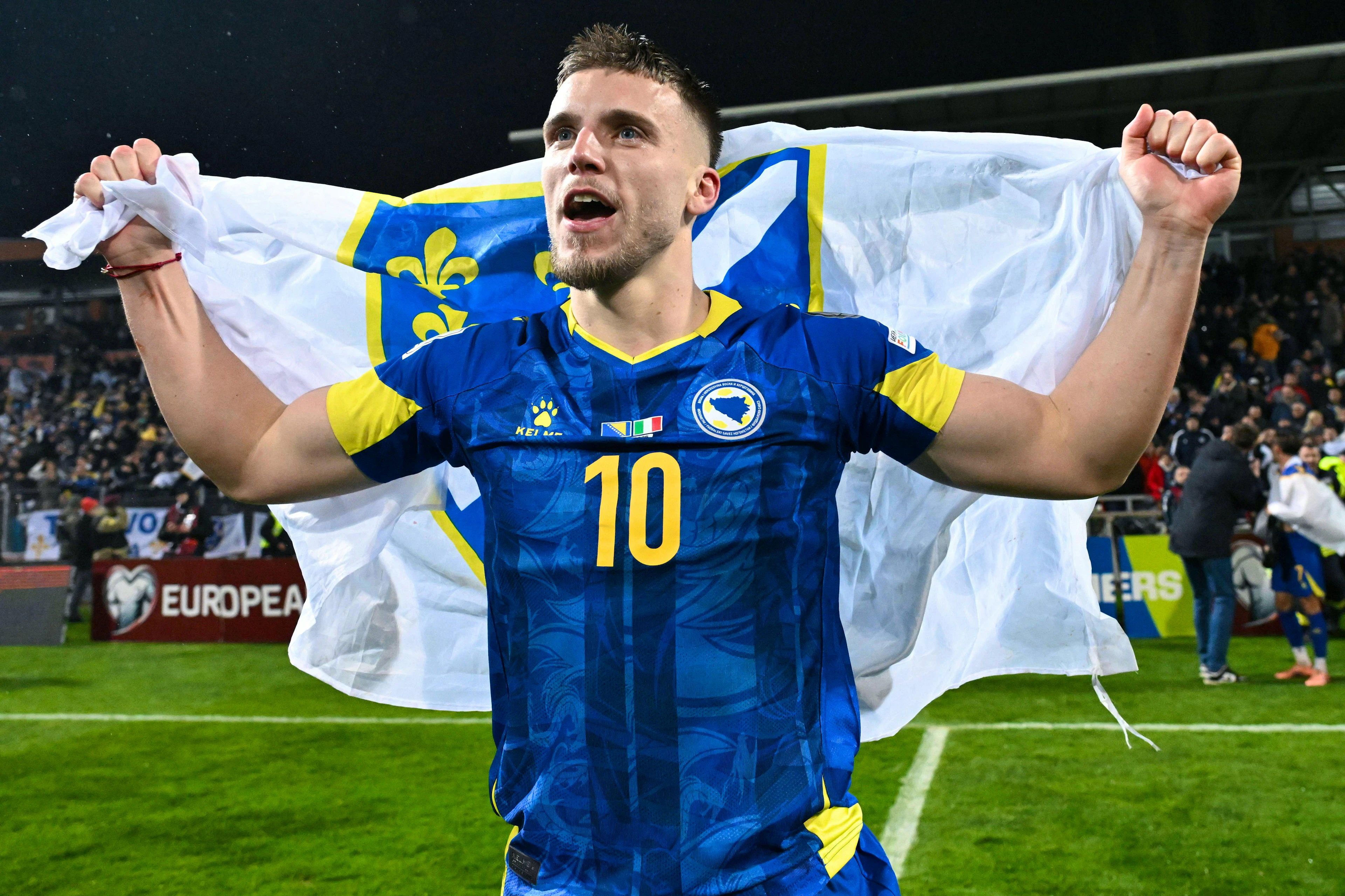 Ermedin Demirovic feiert im Heimtrikot von Bosnien-Herzegowina die WM-Quali.
