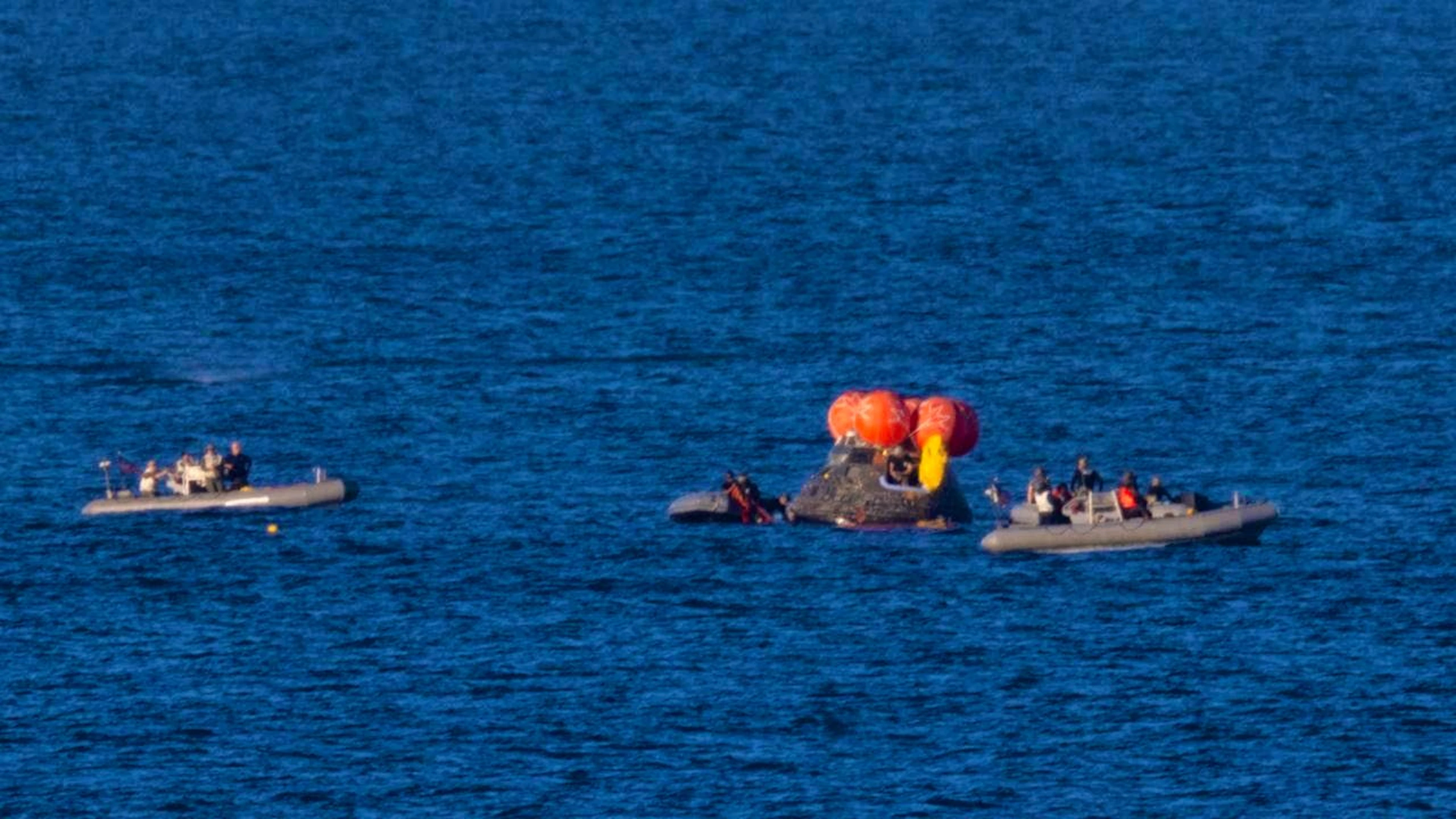 HANDOUT - In this photo provided by NASA, recovery teams work to secure the Orion space capsule with the "Artemis II" crew after splashing down in the Pacific Ocean off the coast of California. Photo: Joel Kowsky/NASA/AP/dpa - ATTENTION: For editorial use only and only with full attribution of the above credit