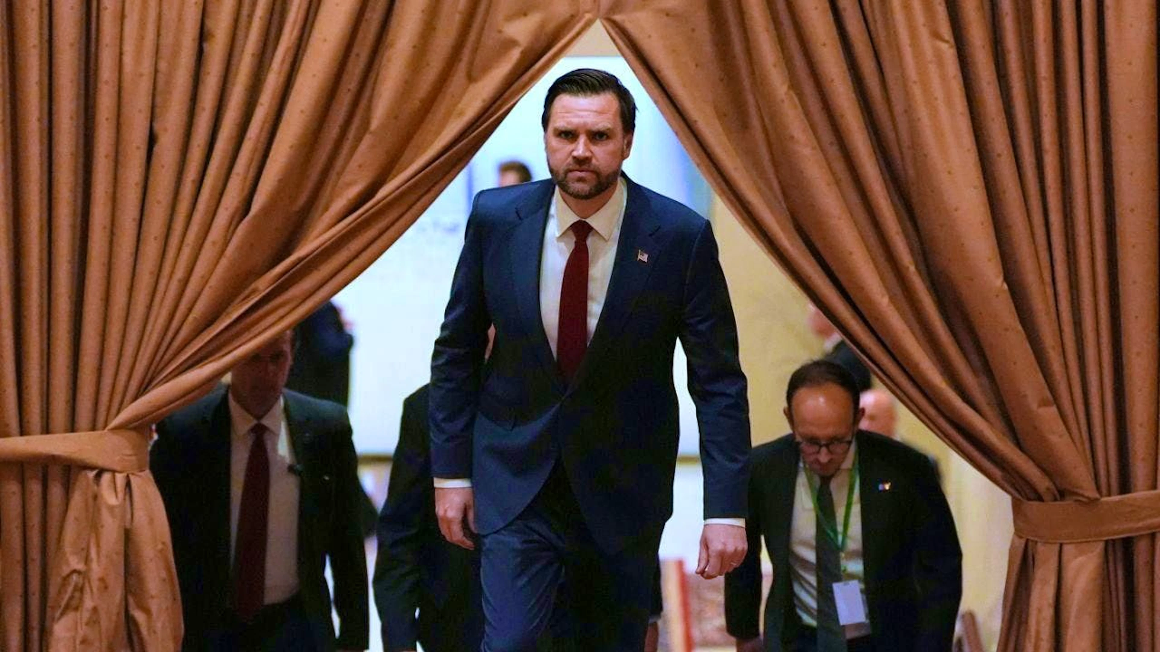 dpatopbilder - US Vice President JD Vance arrives for a meeting with Pakistani Prime Minister Sharif. The struggle for a permanent end to the Iran war has begun in the Pakistani capital. Photo: Jacquelyn Martin/AP POOL/dpa
