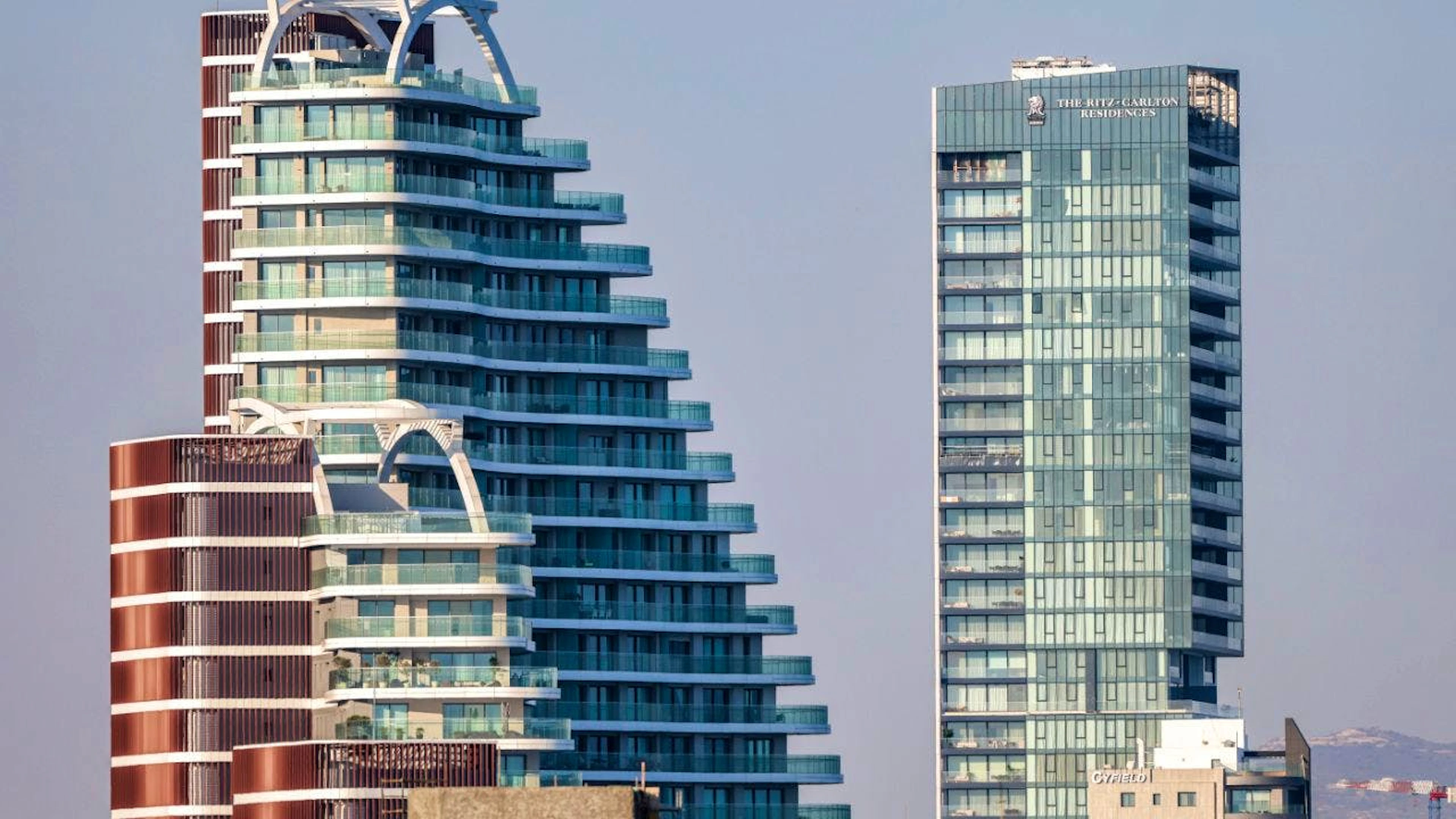 ARCHIV – Hotelgebäude an der Südküste Zyperns. Nach dem Einsturz eines Wohnhauses suchen Retter in den Trümmern – ein Mensch ist tot. Foto: Christoph Reichwein/dpa