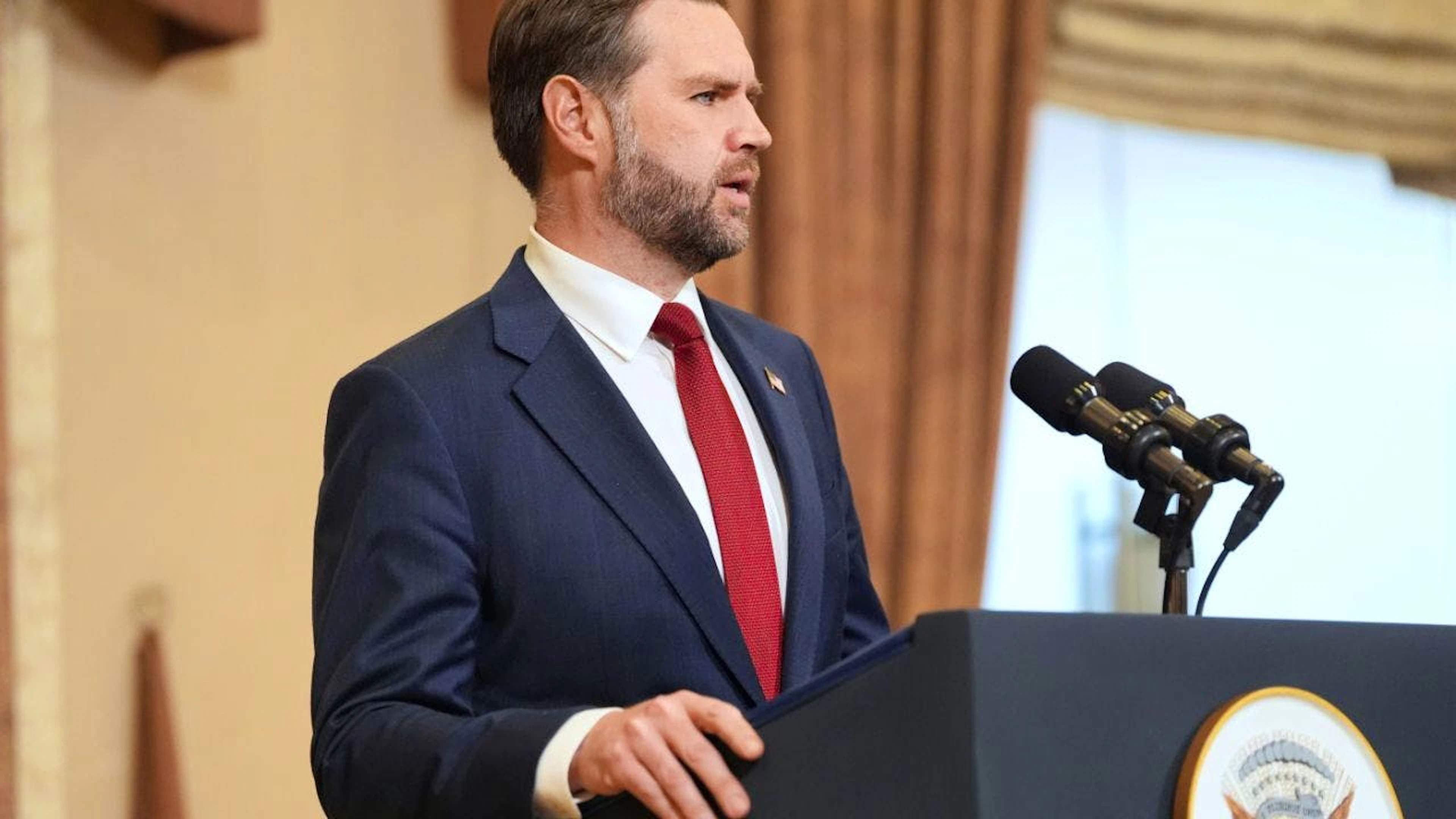 US-Vizepräsident JD Vance spricht während einer Pressekonferenz nach einem Treffen mit Vertretern aus Pakistan und Iran. Foto: Jacquelyn Martin/POOL AP/AP/dpa