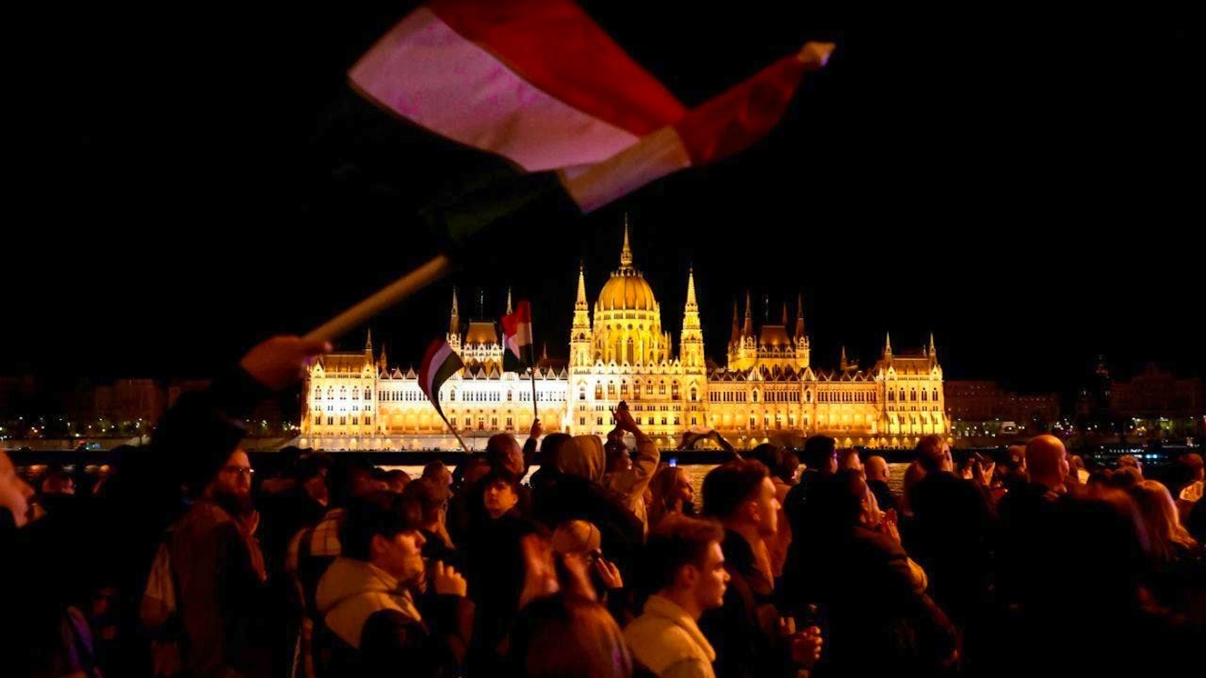 People react on the street after the announcement of the partial results of the Hungarian parliamentary elections. Photo: Denes Erdos/AP/dpa