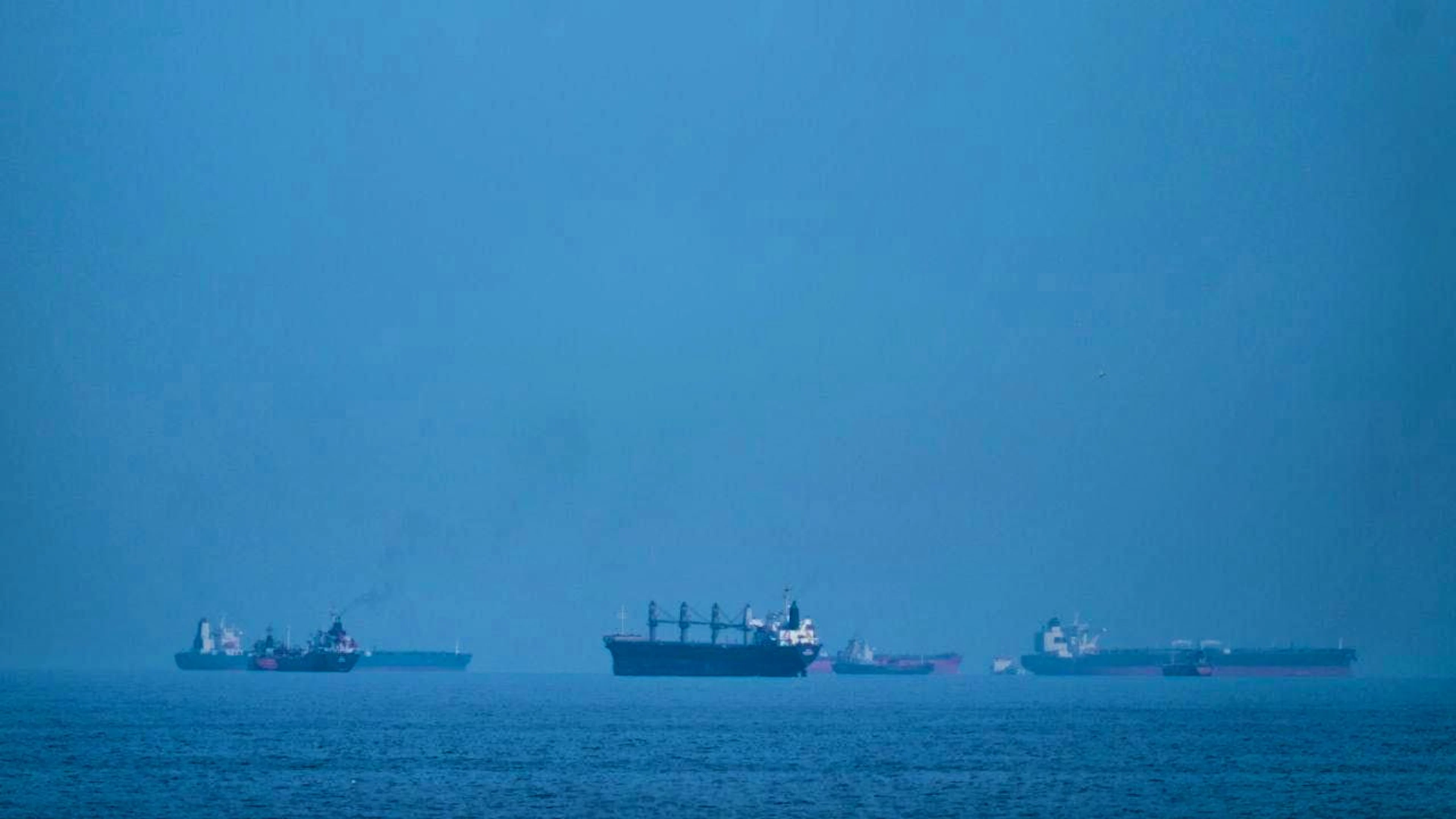 Oil tankers and cargo ships lined up in the Strait of Hormuz, seen from Khor Fakkan. The German government is calling for unhindered shipping traffic in the Strait of Hormuz on the basis of international agreements. Photo: Altaf Qadri/AP/dpa