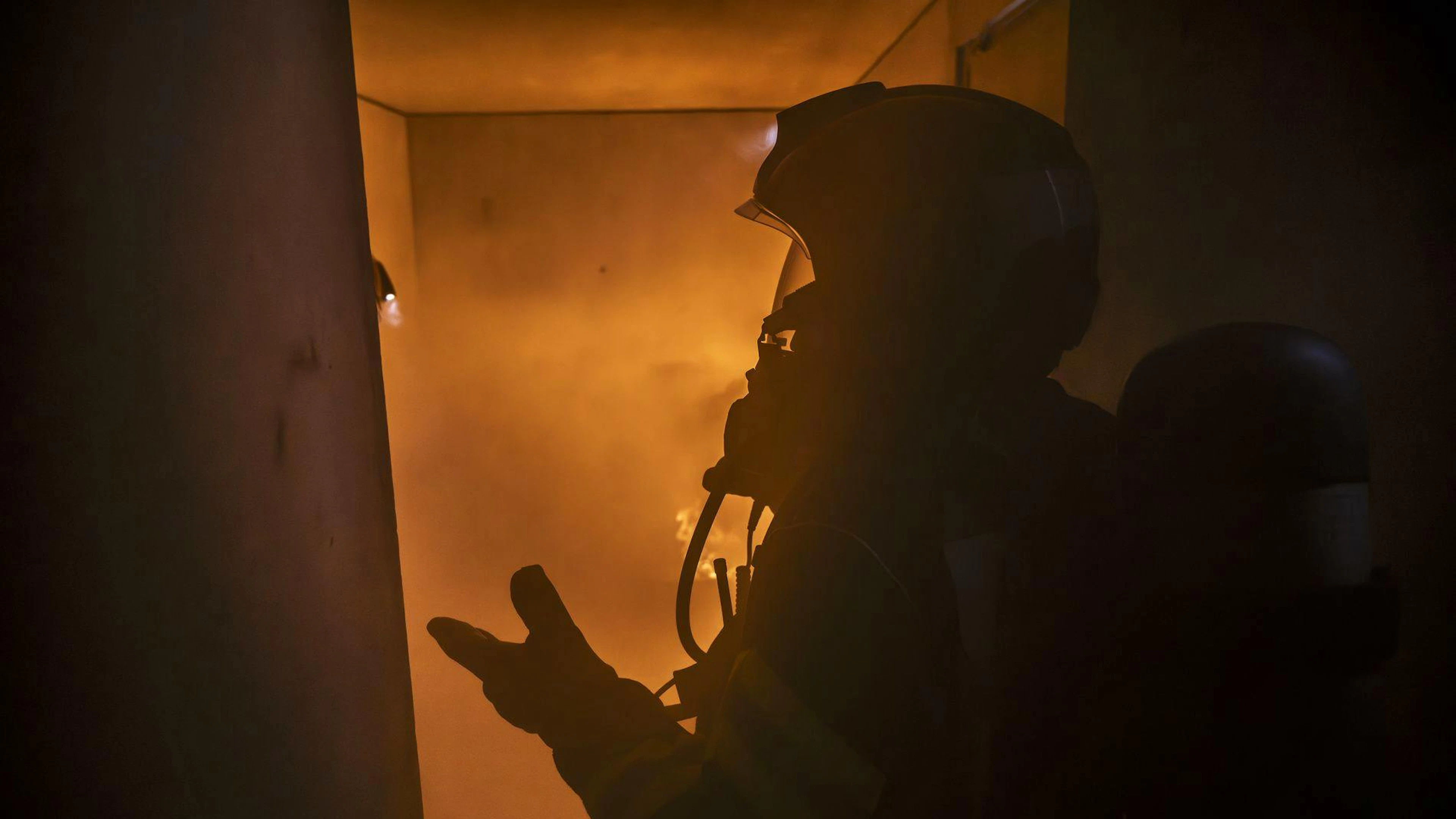 Fiamme in un appartamento a Chiasso, due lievi intossicati