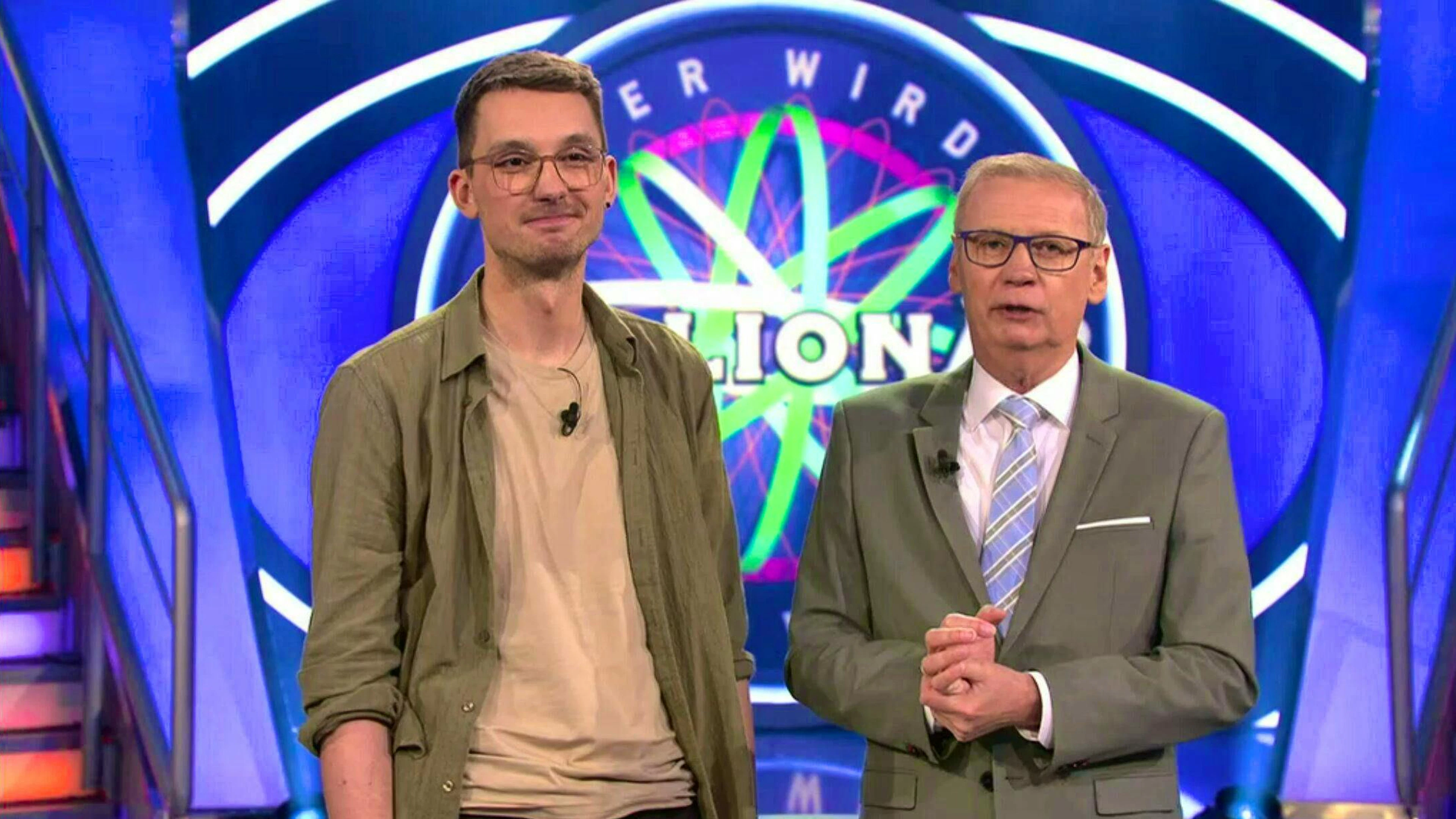 Tom Wollnik (left), software developer from Berlin, revealed how many croissants Chancellor Merz consumes on a short flight on "Who wants to be a millionaire? Even more impressive was his dizzying climb up the question ladder.