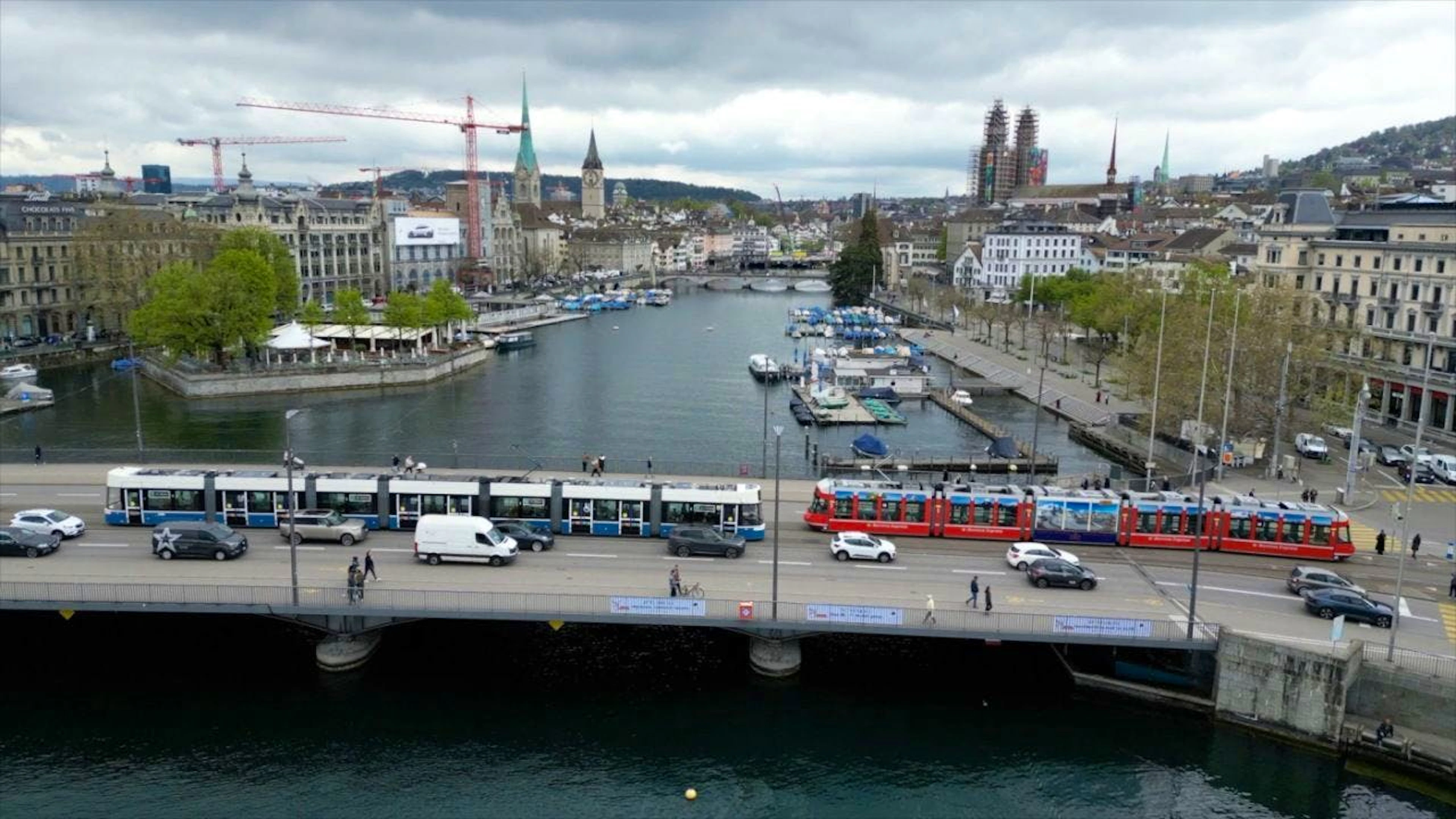 Un tram con le sembianze della VBZ (a sinistra) e uno con l'aspetto della Ferrovia Retica sul Quaibrücke di Zurigo.