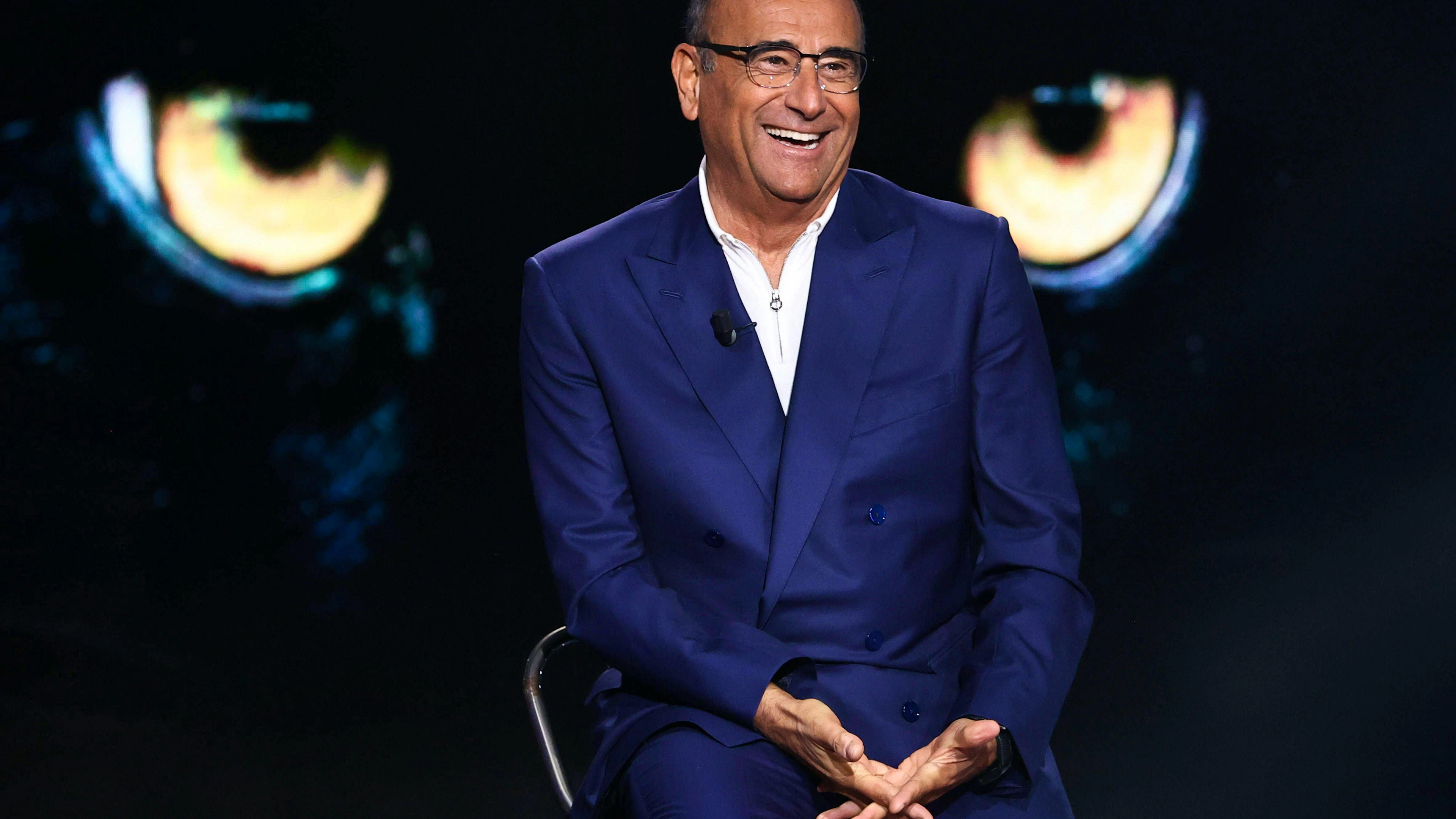 Il conduttore italiano Carlo Conti nello studio di «Belve».