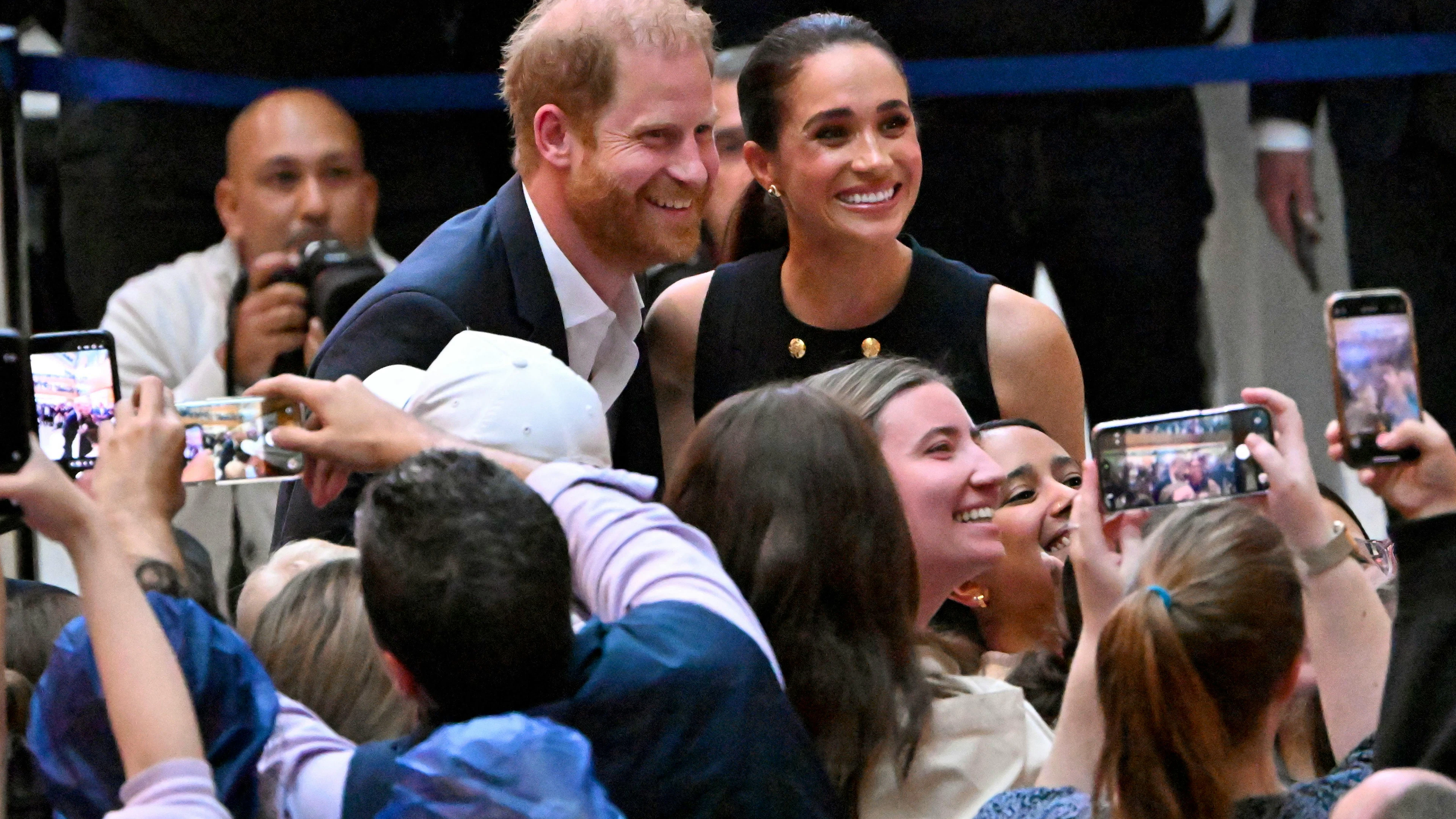 Le prince Harry (à gauche), duc de Sussex, et son épouse Meghan (à droite), duchesse de Sussex, rencontrent des personnes au Royal Children's Hospital de Melbourne, le 14 avril 2026. (Photo : William WEST / AFP)