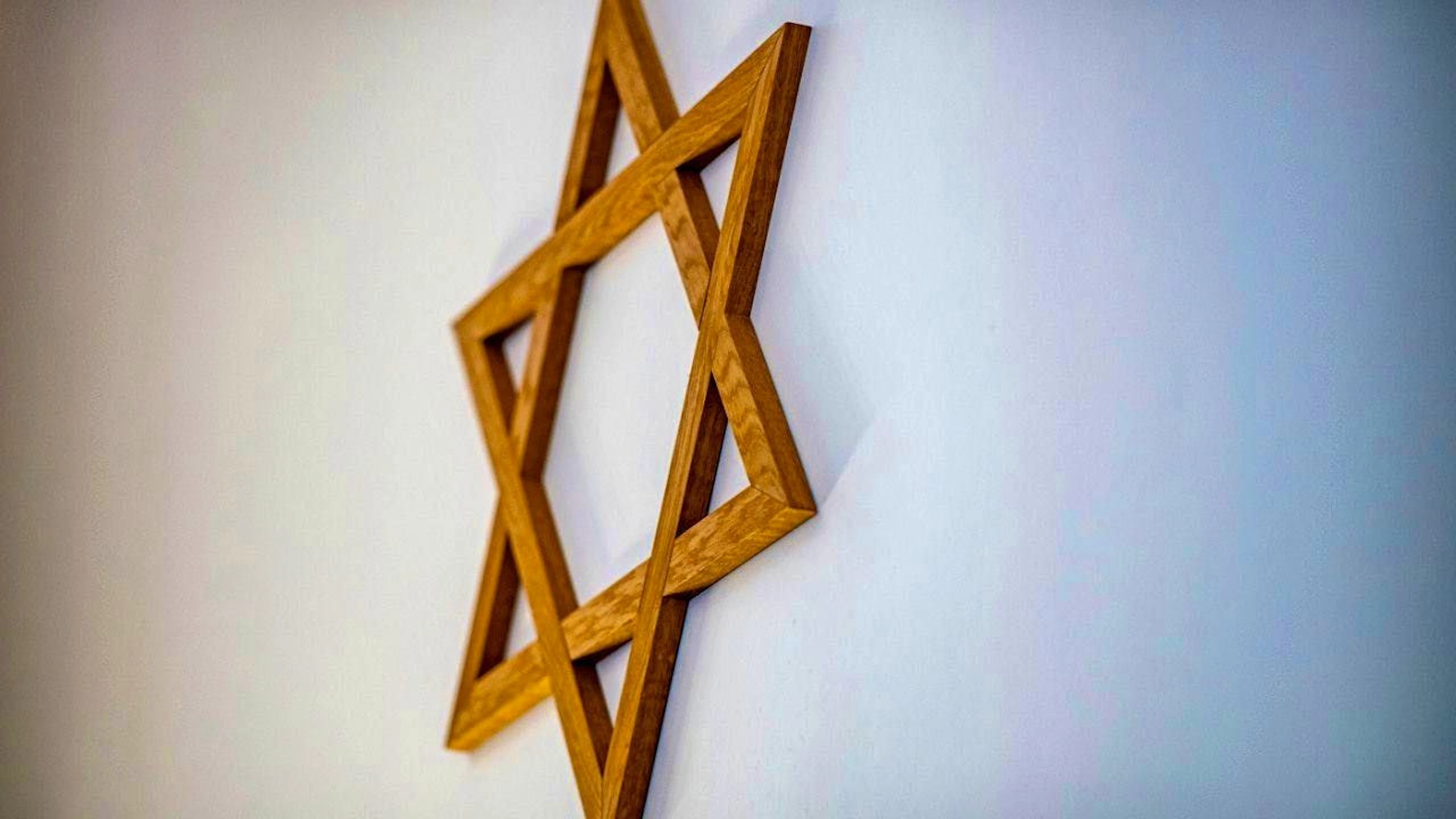 ARCHIVE - A Star of David in the prayer room of a synagogue. Photo: David Inderlied/dpa/Archive image