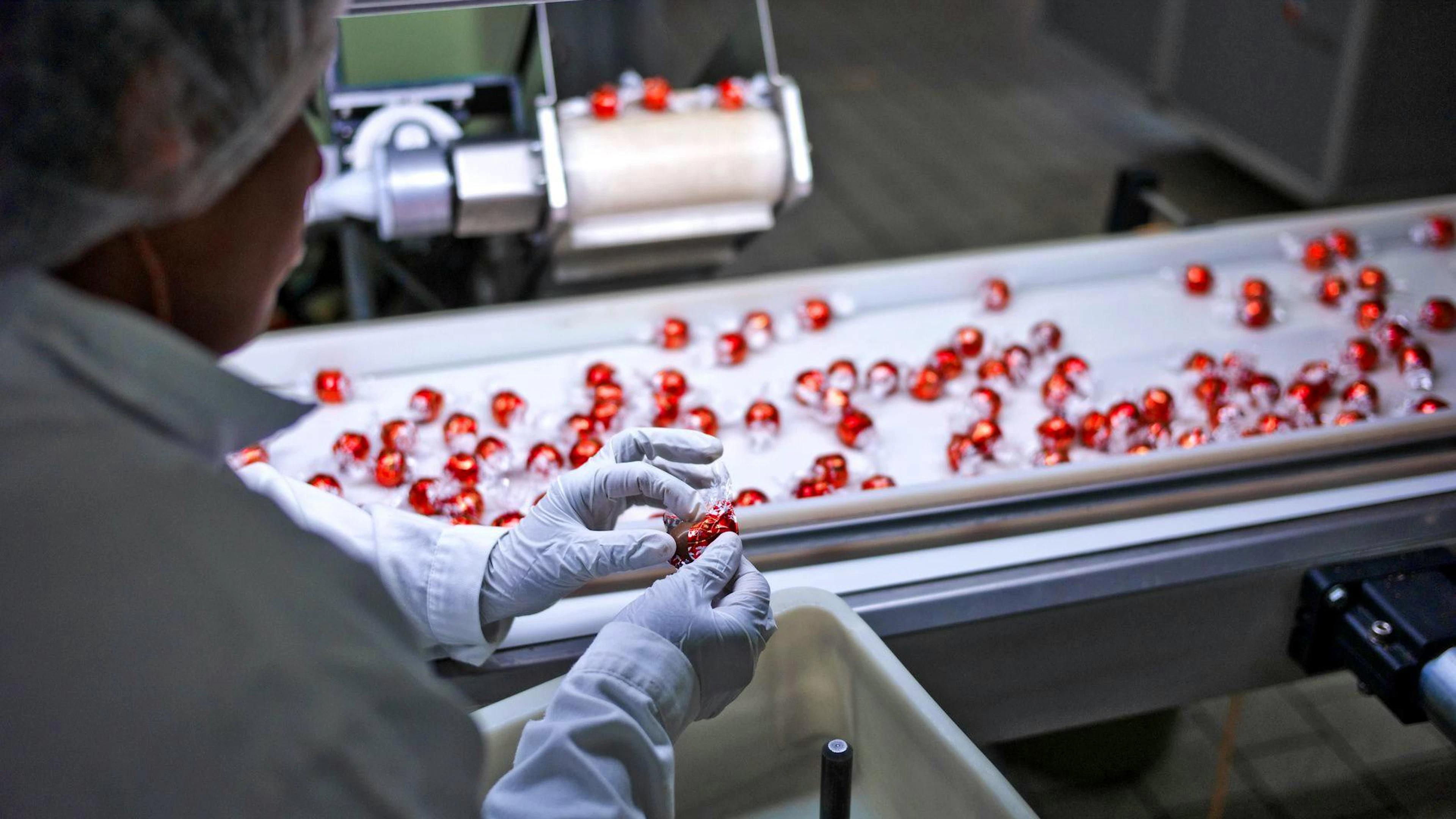 Produktion der Lindor-Kugeln in der Schokoladenfabrik Lindt & Sprüngli in Kilchberg ZH: Aldi kam dem Original zu nahe, urteilt das Handelsgericht.