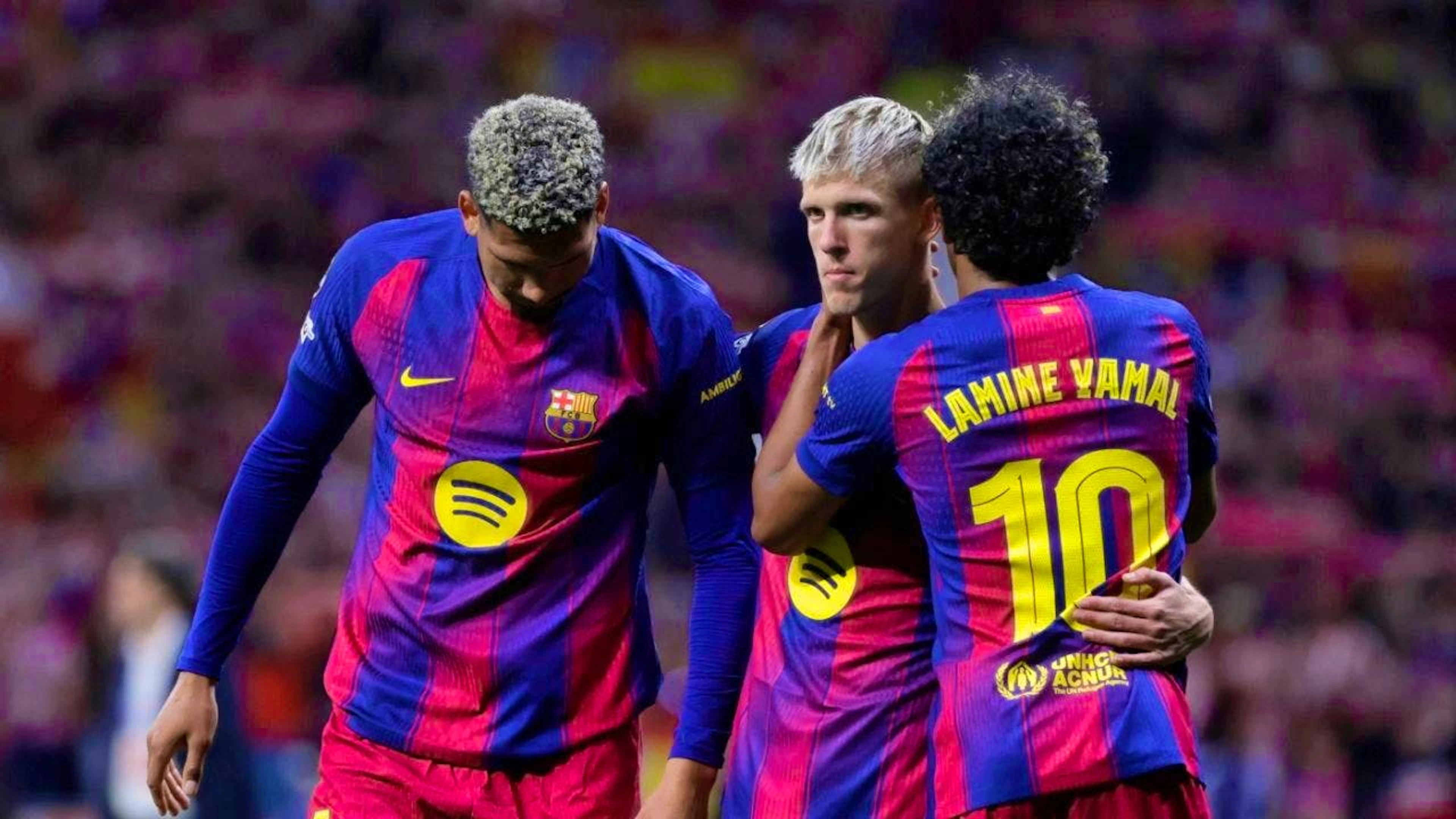 Pure disappointment for the Barça players Ronald Araujo, Dani Olmo and Lamine Yamal (from left to right) after their elimination in the quarter-finals of the Champions League against league rivals Atlético Madrid