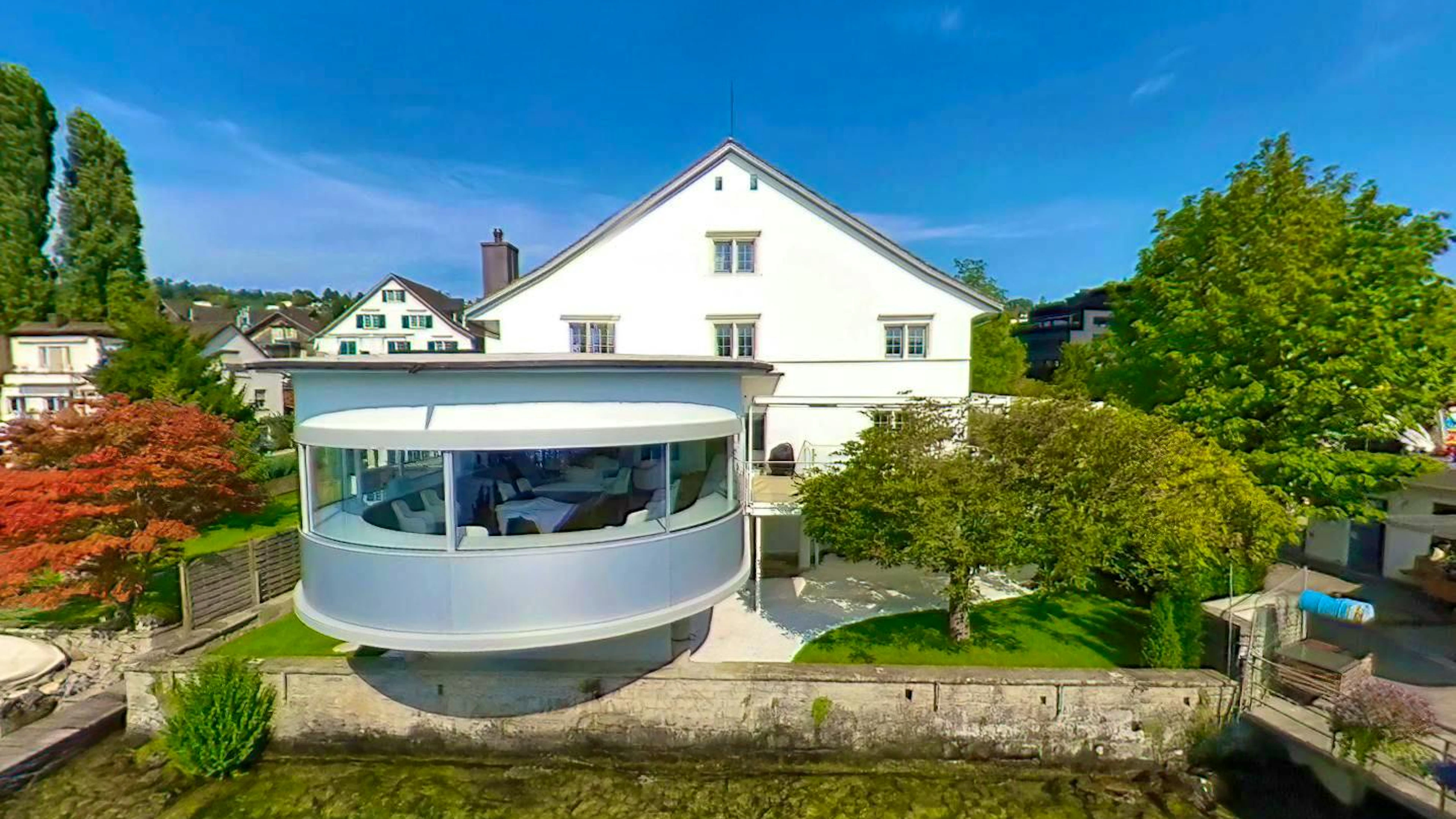 The villa stands right next to the jetty for the Lake Zurich liners.