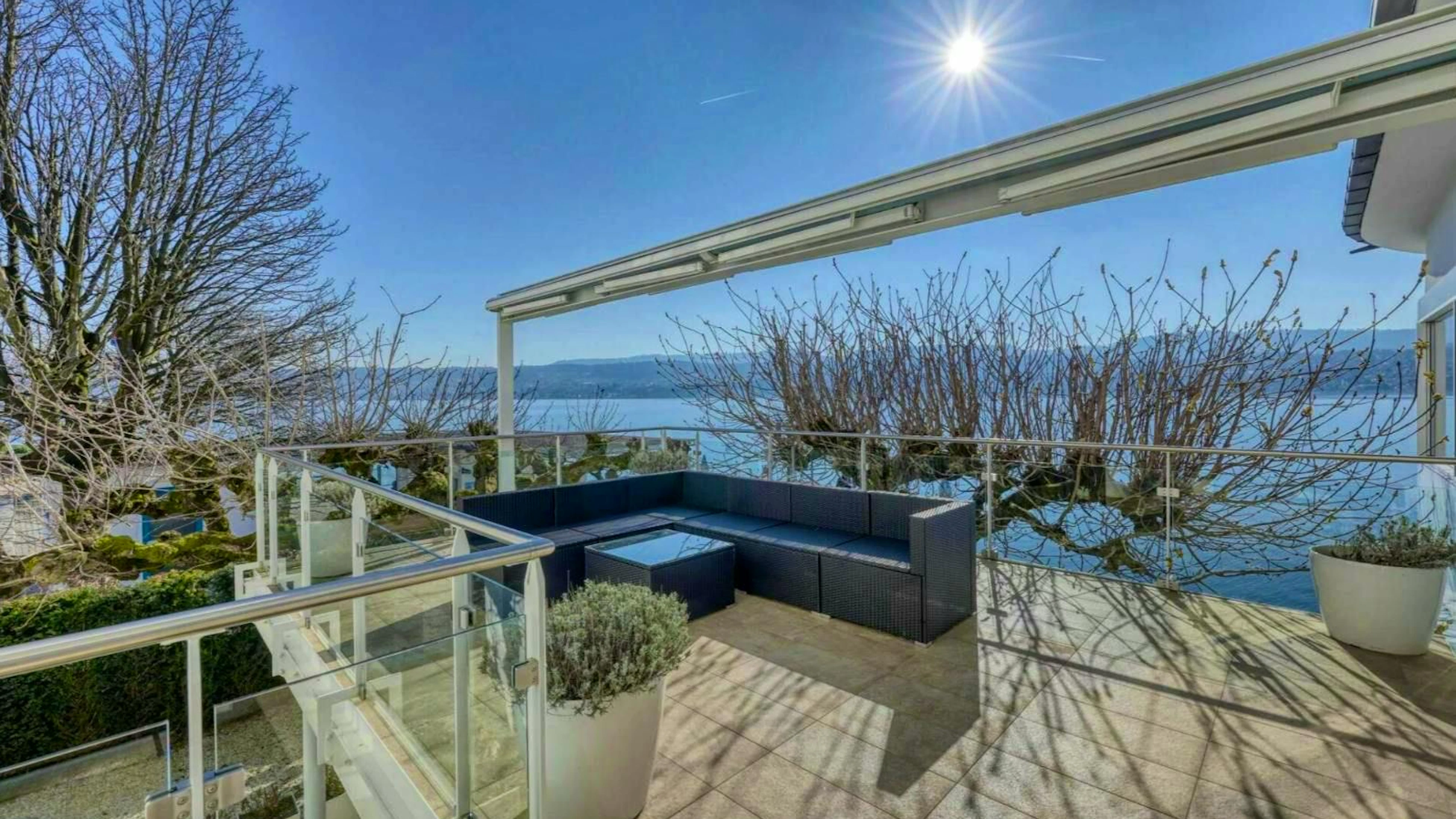 The view of Lake Zurich can be enjoyed from a roof terrace.