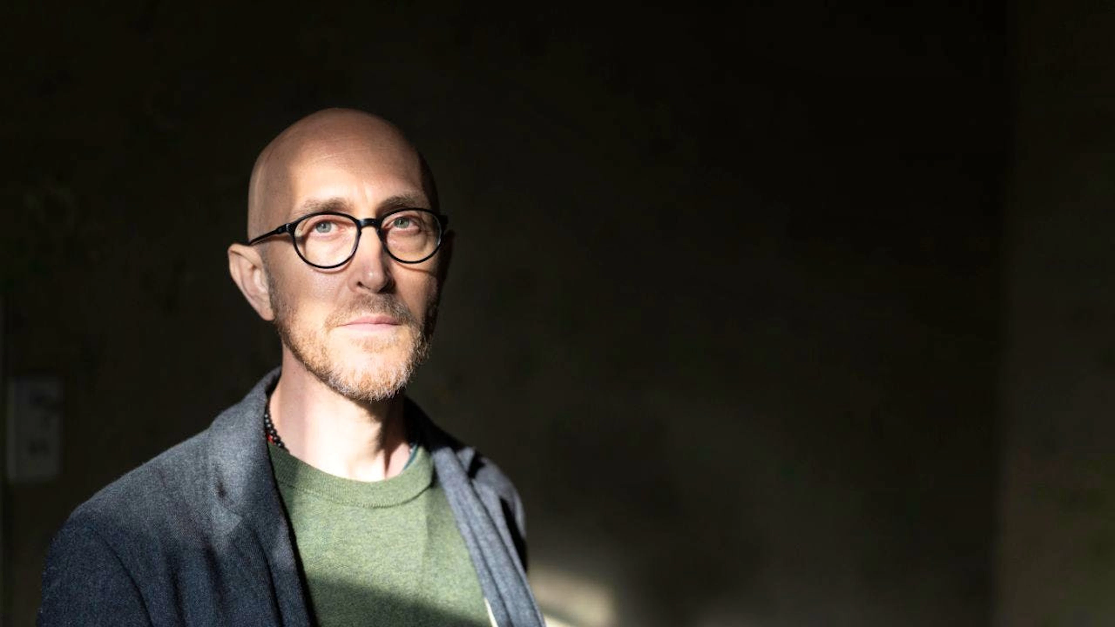 Michael Hugentobler erzählt in seinem dritten Roman «Bis die Bären tanzen» eine weltumspannende Familiengeschichte – eine «Chronik der emotionalen Turbulenzen», in deren Zentrum die vier Geschwister Belle, Elfie, Cob und Anne auf der Suche nach Liebe und Glück stehen.