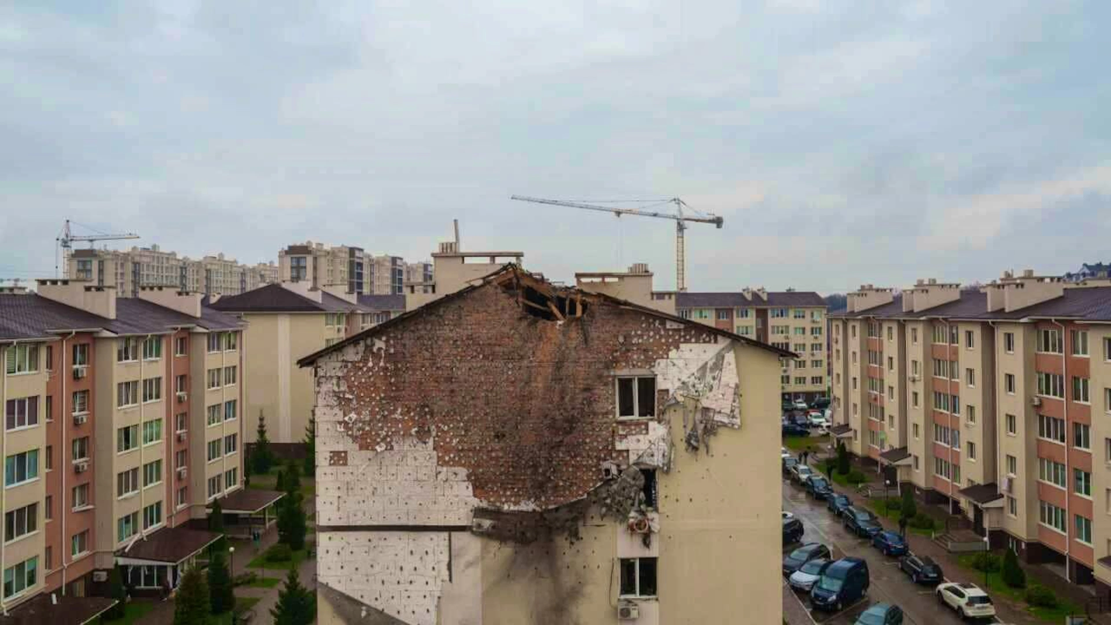 A damaged house after a Russian attack on a residential area in the village in the Kiev region. Photo: Evgeniy Maloletka/AP/dpa