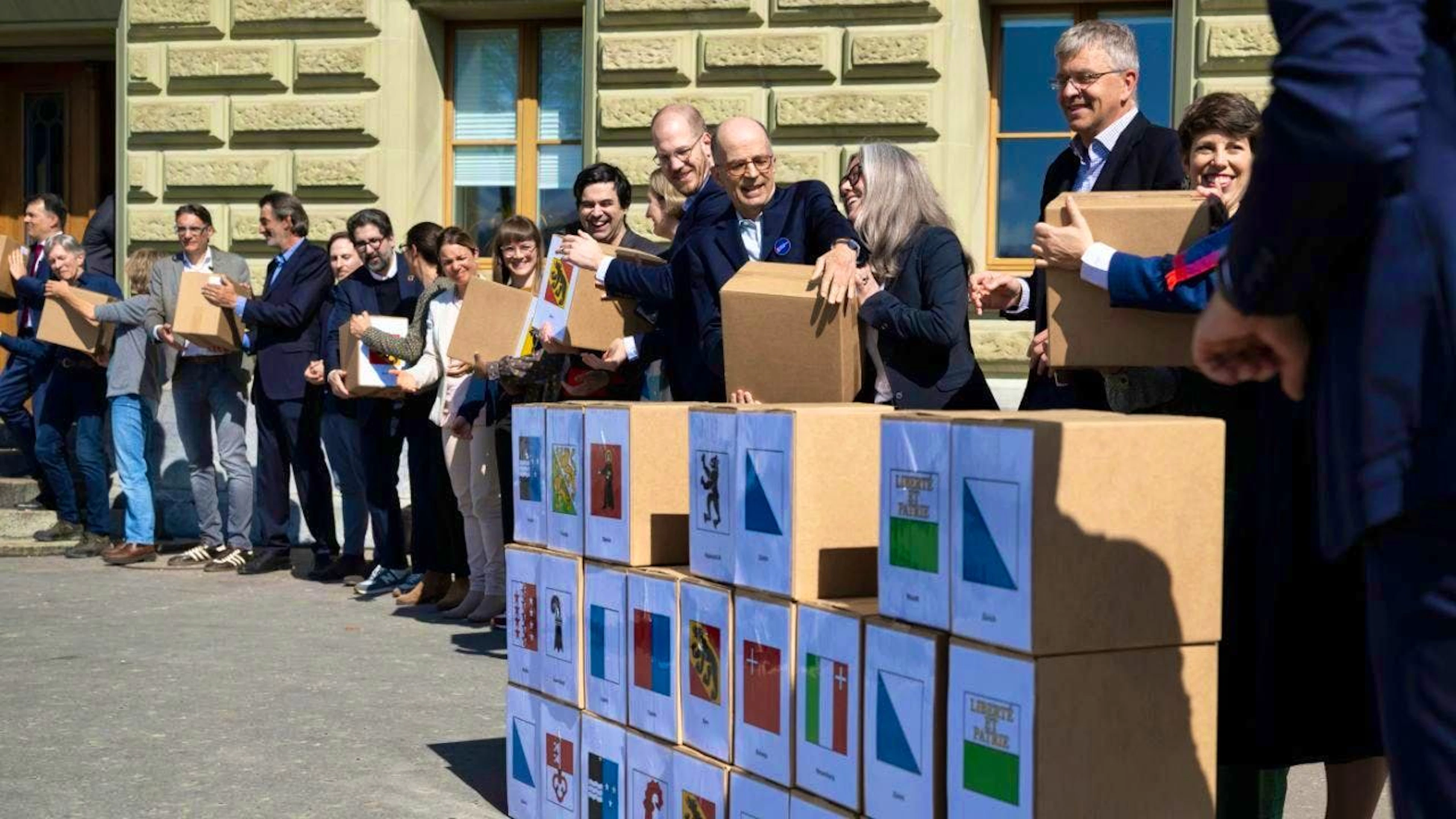 Members of the committee behind the financial center initiative submit the approximately 145,000 signatures they have collected to the Federal Chancellery in Bern.