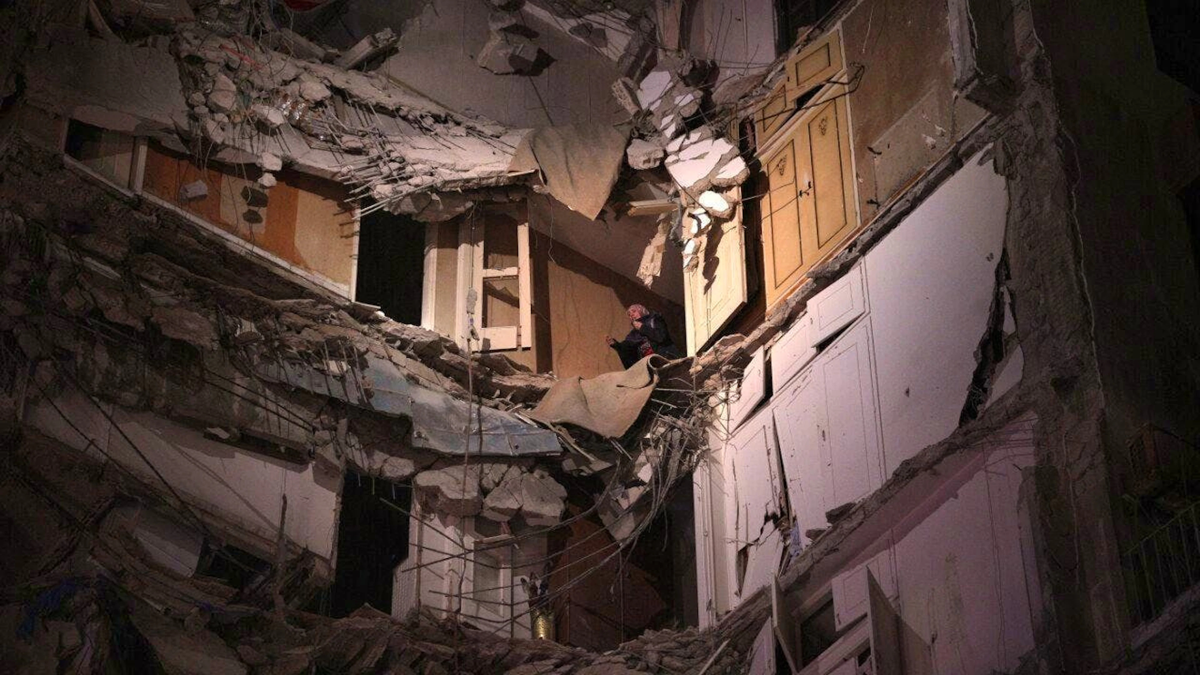 ARCHIVE - A woman who survived an Israeli airstrike waits to be rescued from a destroyed building in the center of Beirut. Photo: Emilio Morenatti/AP/dpa