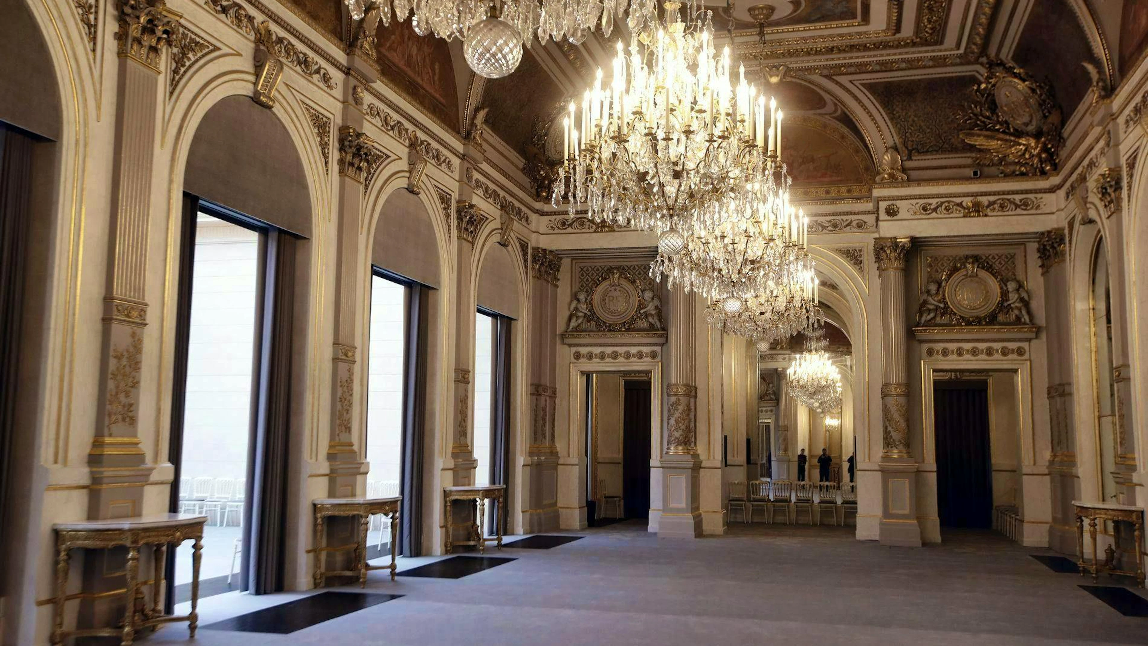 A former employee of the Elysée Palace stole porcelain for years.